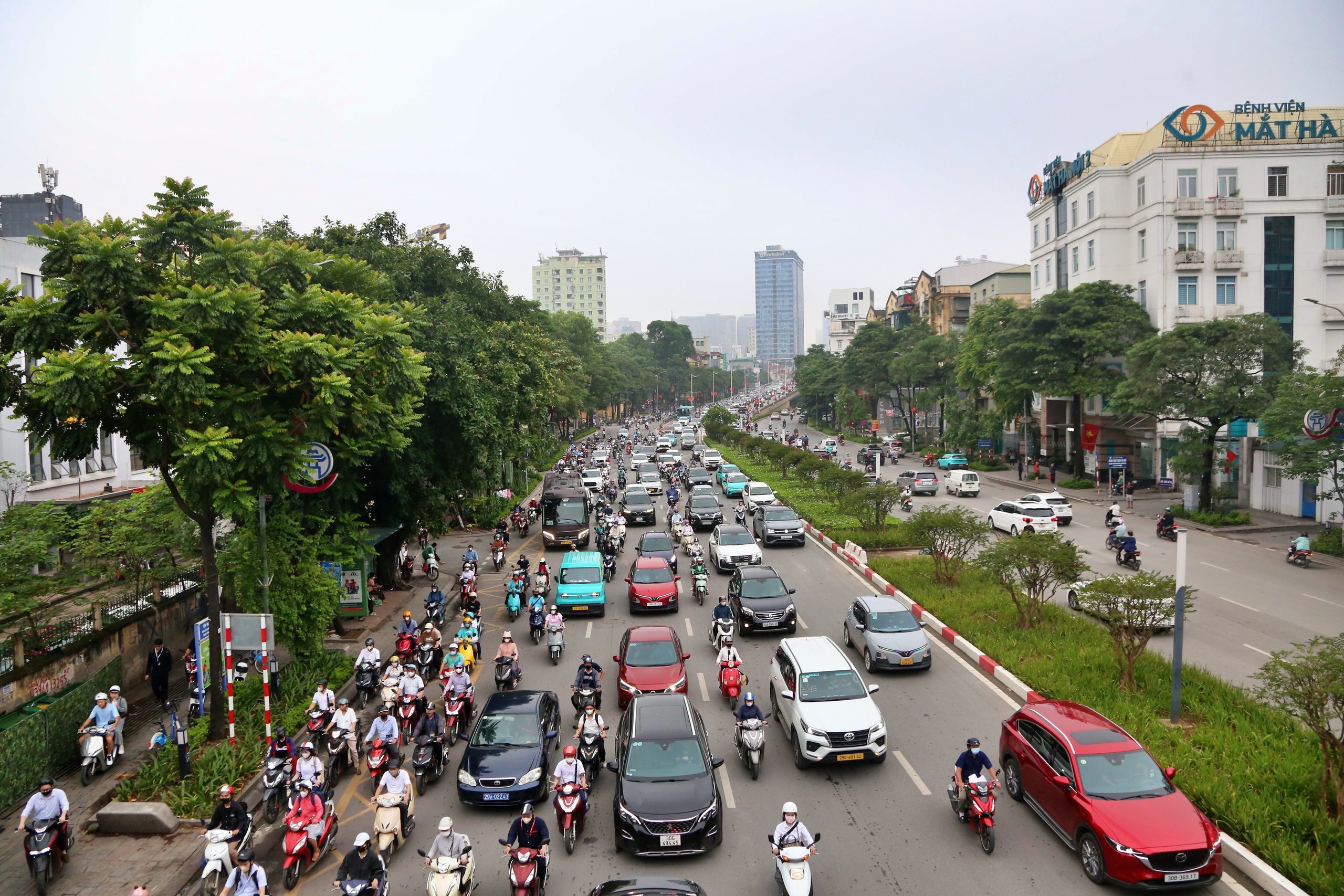 H&agrave; Nội: Cảnh &ugrave;n tắc ở 2 tuyến đường huyết mạch dự kiến ph&acirc;n luồng đảo chiều - Ảnh 1.