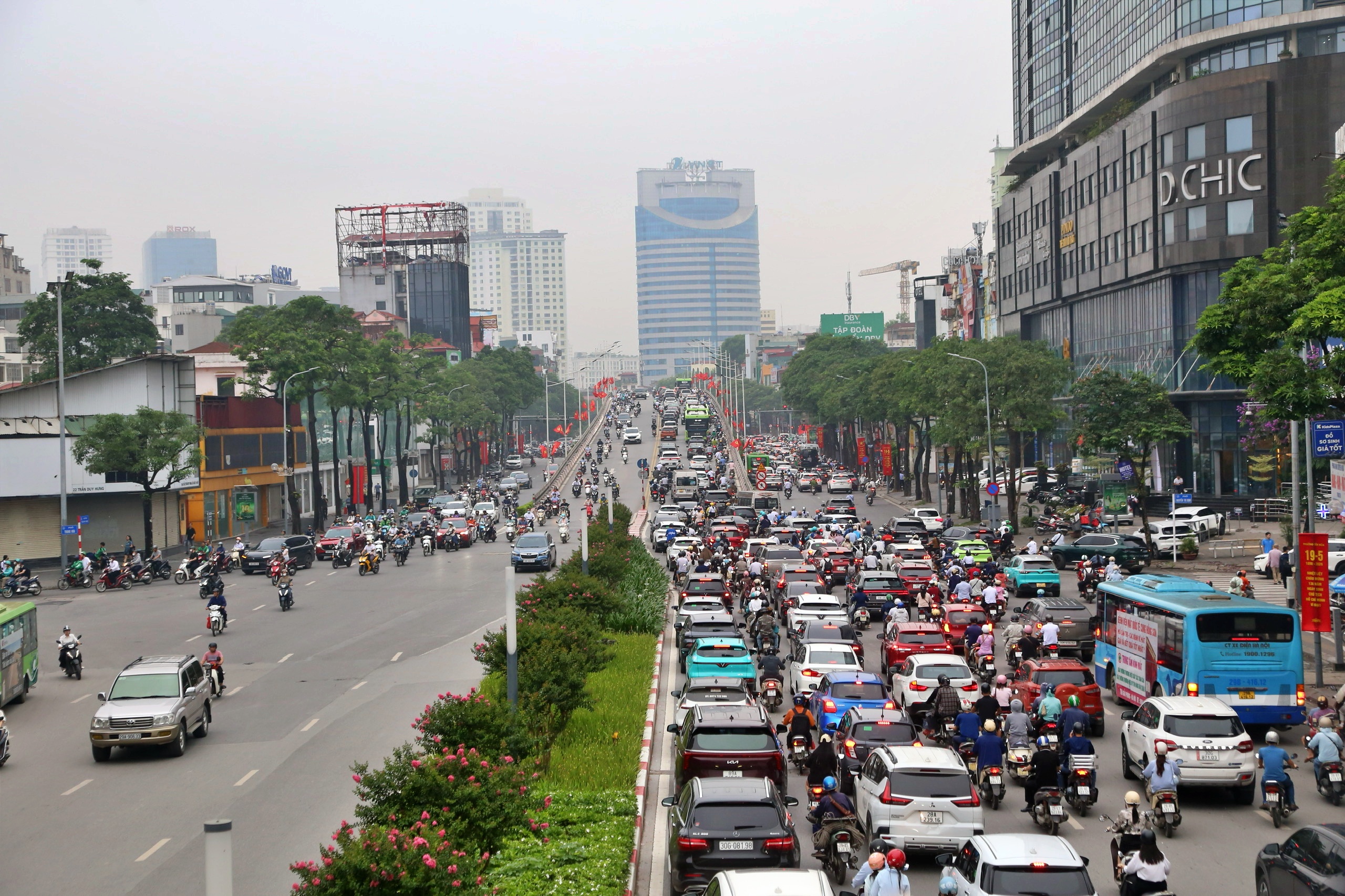 Cảnh ùn tắc ở 2 tuyến đường huyết mạch dự kiến phân luồng đảo chiều - Ảnh 10.