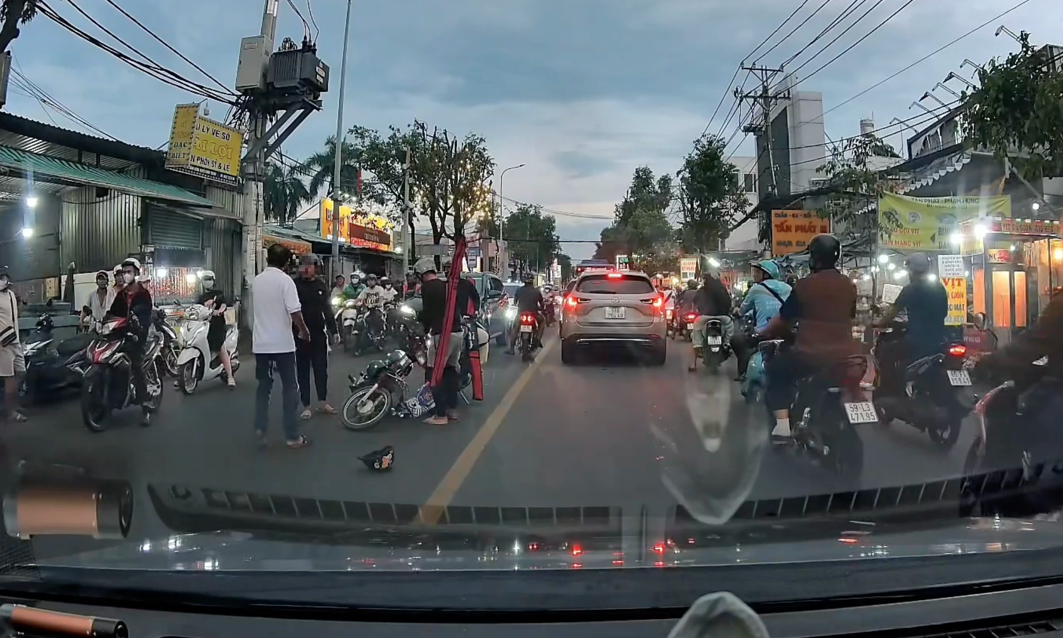 Xác minh clip 2 người đi xe máy đánh nhau gây náo loạn đường phố TP.HCM  - Ảnh 1.