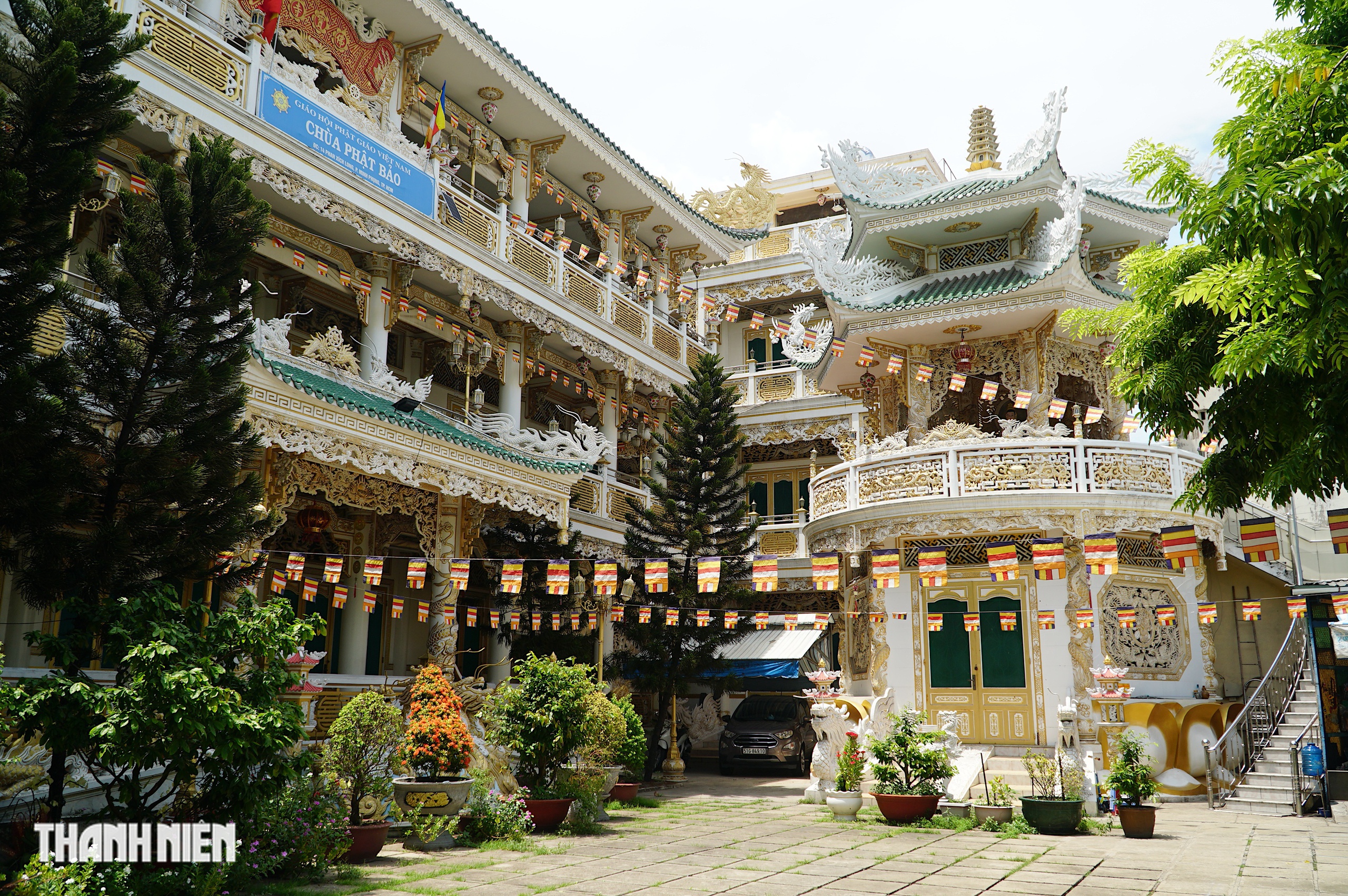 Chùa trong hẻm ở TP.HCM: Chỉ có 2 chư tăng, hàng trăm hình rồng chạm khắc - Ảnh 2.
