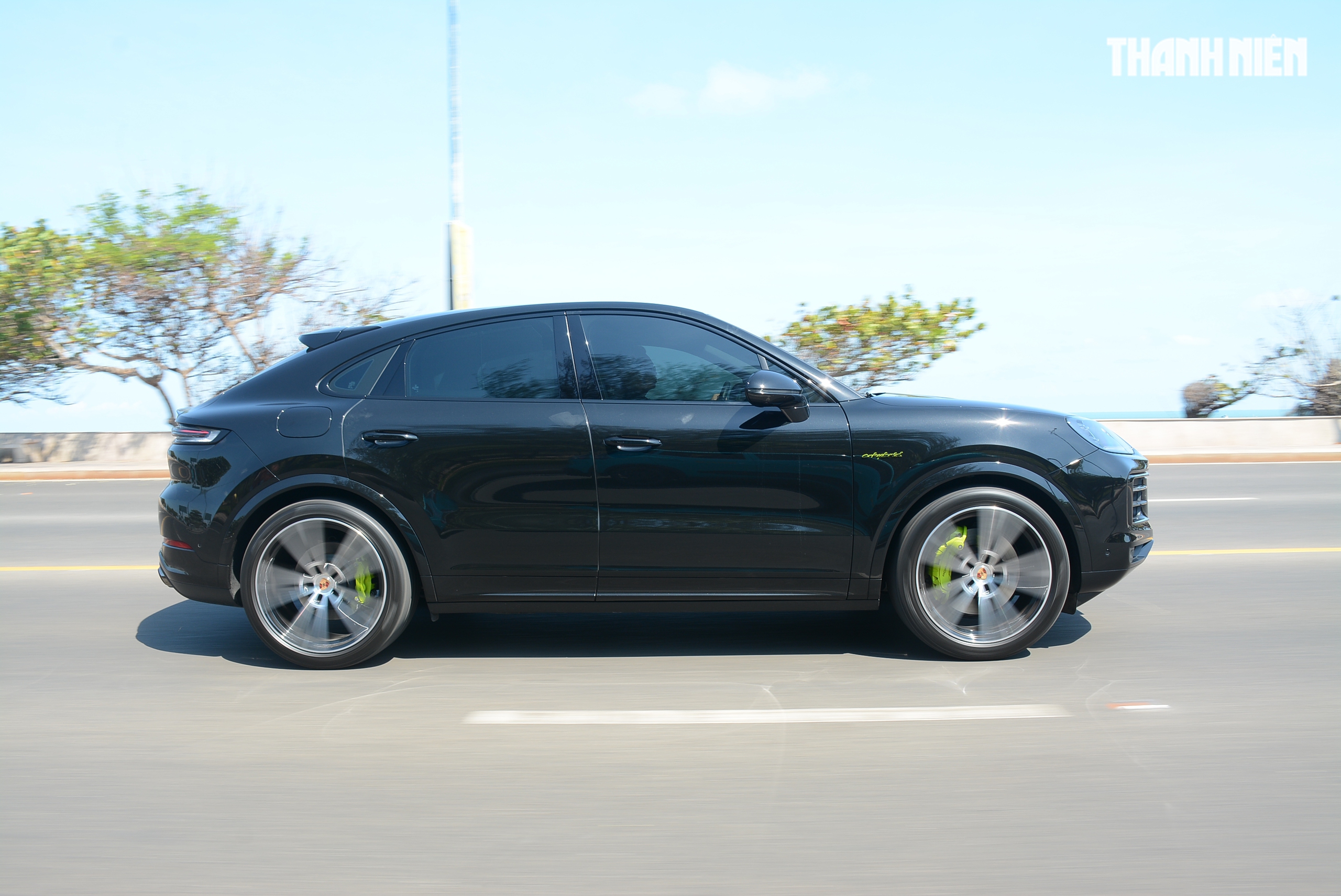 ‘Ghìm cương’ Porsche Cayenne e-hybrid giá gần 7 tỉ đồng: Nhanh, mạnh, ít ngốn xăng- Ảnh 14.