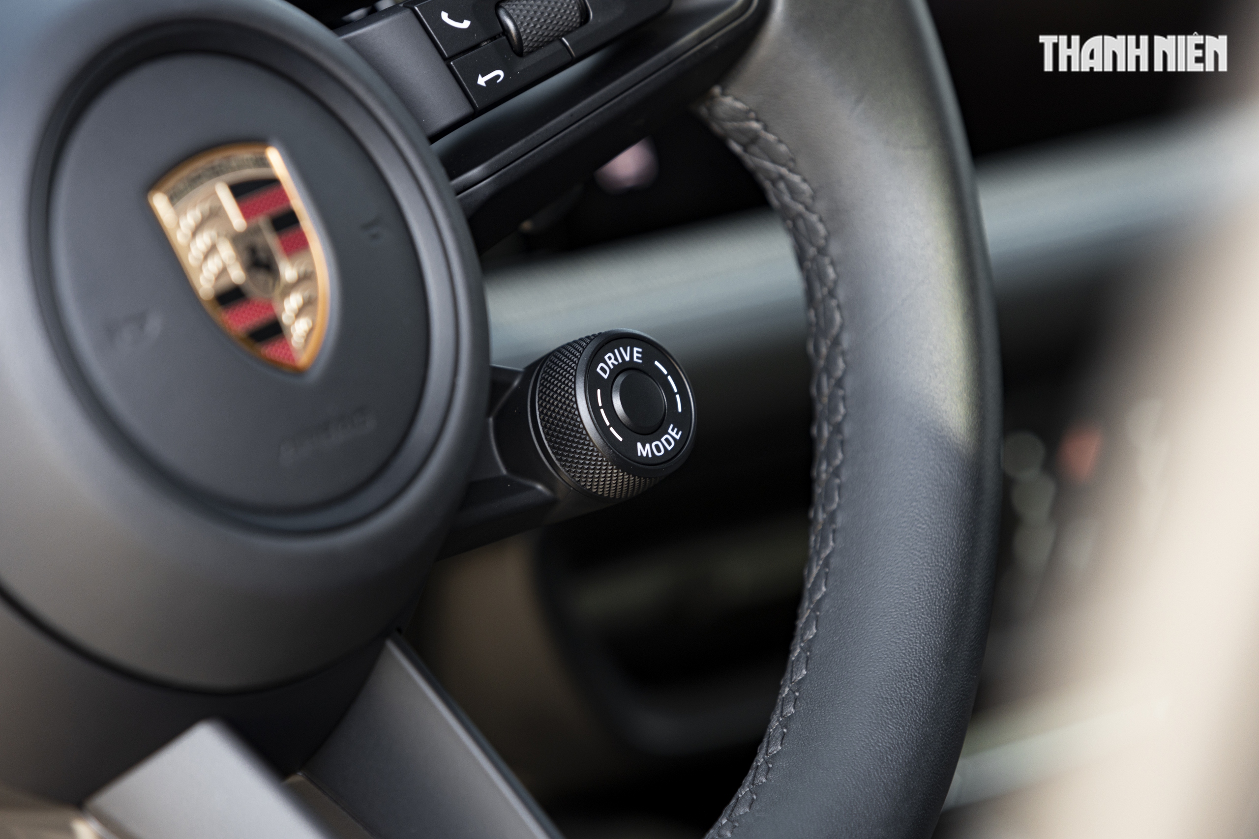 ‘Ghìm cương’ Porsche Cayenne e-hybrid giá gần 7 tỉ đồng: Nhanh, mạnh, ít ngốn xăng- Ảnh 13.