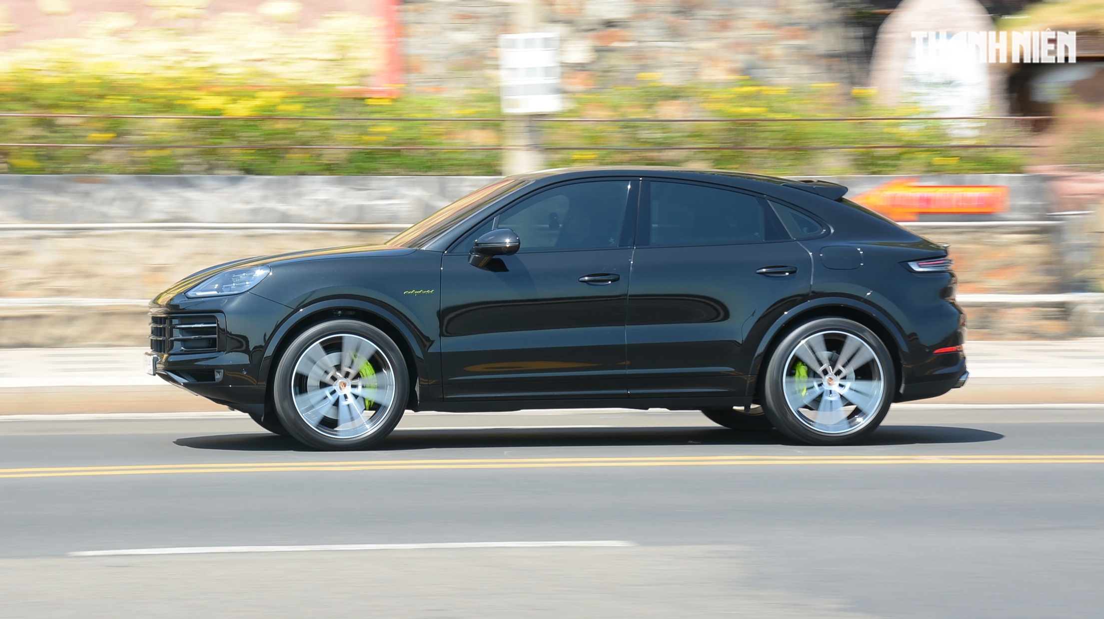 ‘Ghìm cương’ Porsche Cayenne e-hybrid giá gần 7 tỉ đồng: Nhanh, mạnh, ít ngốn xăng- Ảnh 11.