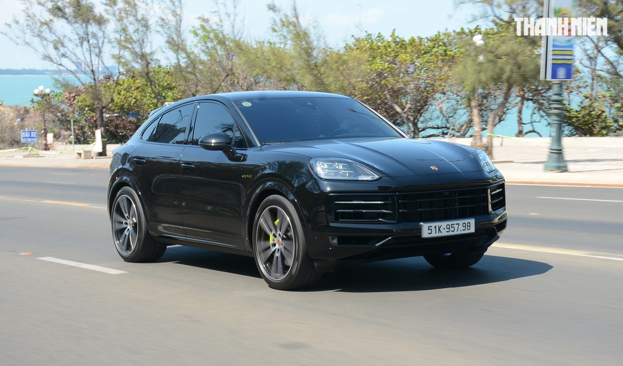 ‘Ghìm cương’ Porsche Cayenne e-hybrid giá gần 7 tỉ đồng: Nhanh, mạnh, ít ngốn xăng- Ảnh 15.