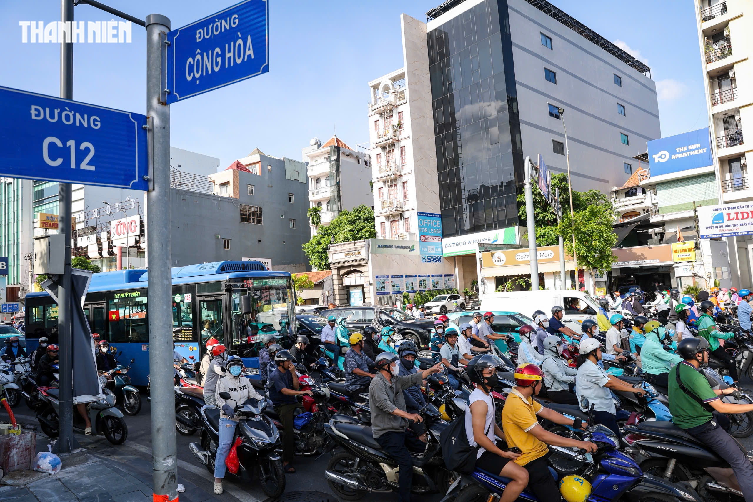 Đảo chiều đường Cộng Hòa: Người dân bớt 20 phút kẹt xe sáng đầu tuần - Ảnh 4.