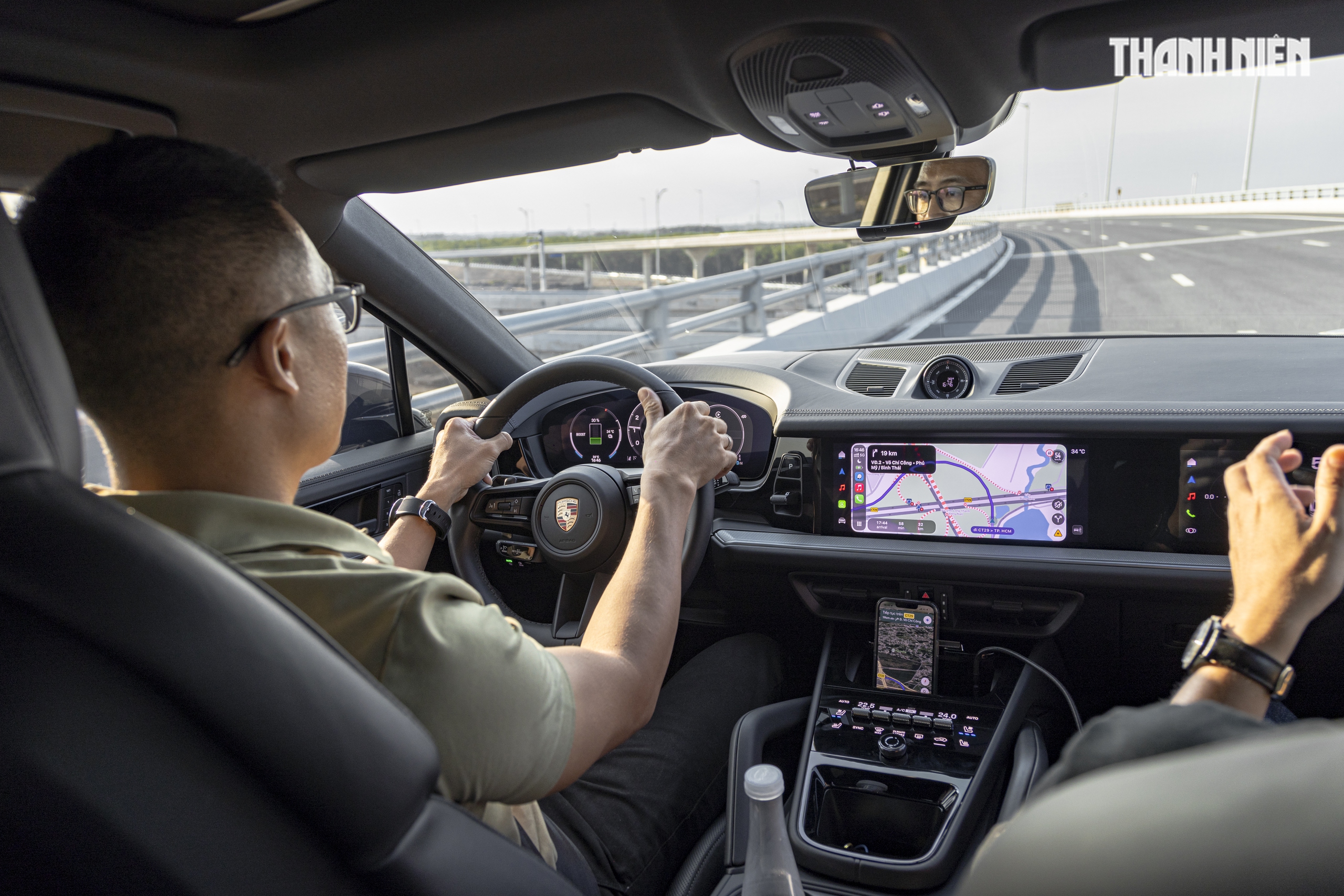 ‘Ghìm cương’ Porsche Cayenne e-hybrid giá gần 7 tỉ đồng: Nhanh, mạnh, ít ngốn xăng- Ảnh 12.