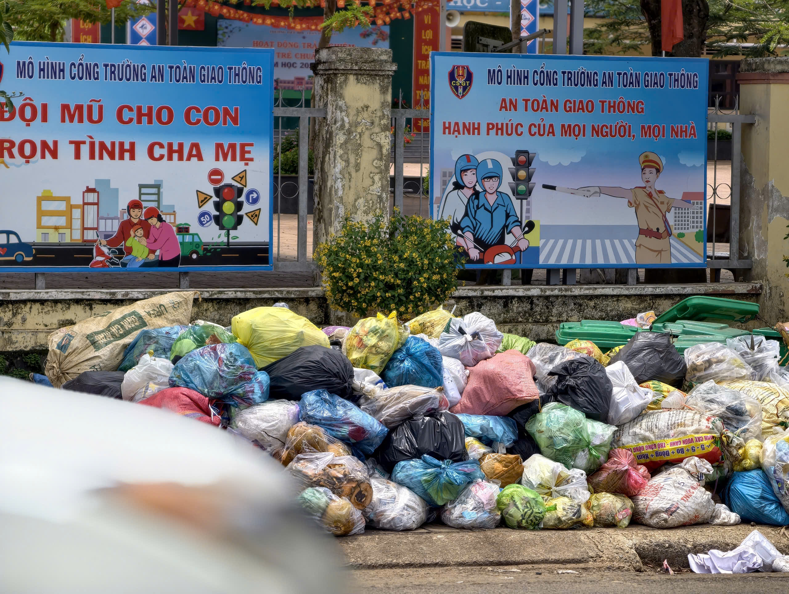 Vì sao hàng ngàn tấn rác tồn đọng ở Bảo Lâm chậm được xử lý? - Ảnh 3.