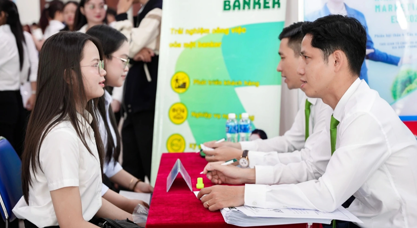 Thị trường lao động TP.HCM đang “thừa cử nhân, thiếu lao động kỹ thuật” - Ảnh 1.