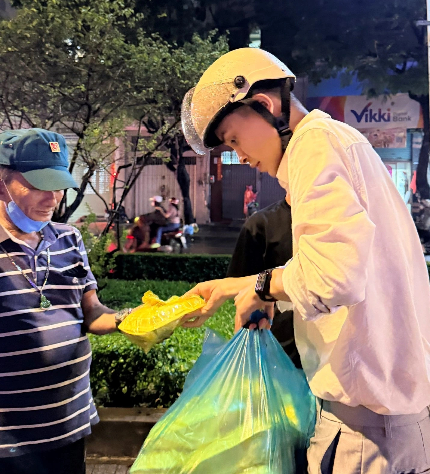 Trung úy công an dành dụm tiền lương để phát cơm tặng người nghèo - Ảnh 1. Trung úy công an dành dụm tiền lương để phát cơm tặng người nghèo - Ảnh 1.
