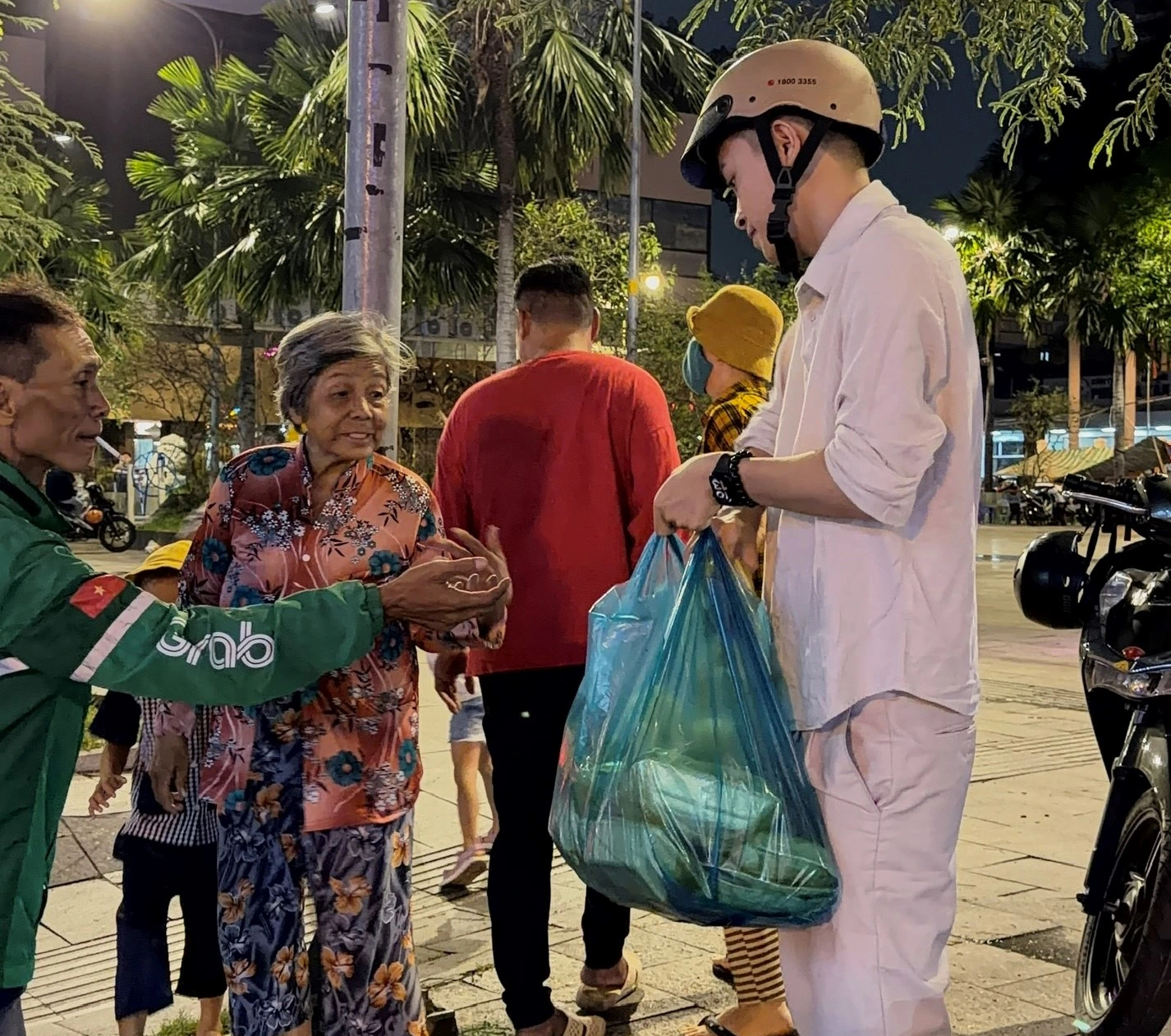Trung úy công an dành dụm tiền lương để phát cơm tặng người nghèo - Ảnh 3. Trung úy công an dành dụm tiền lương để phát cơm tặng người nghèo - Ảnh 3.