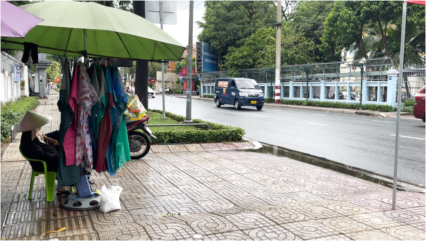  Nhiều hàng rong TP.HCM bán thêm áo mưa kiếm thu nhập  - Ảnh 1.