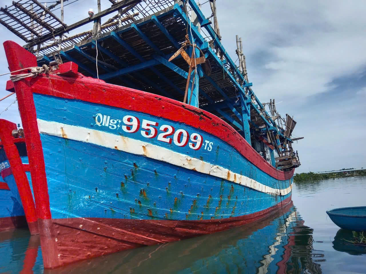 Tàu cá Quảng Ngãi gặp nạn trên biển, 14 ngư dân vào bờ an toàn- Ảnh 1. Tàu cá Quảng Ngãi gặp nạn trên biển, 14 ngư dân vào bờ an toàn- Ảnh 1.