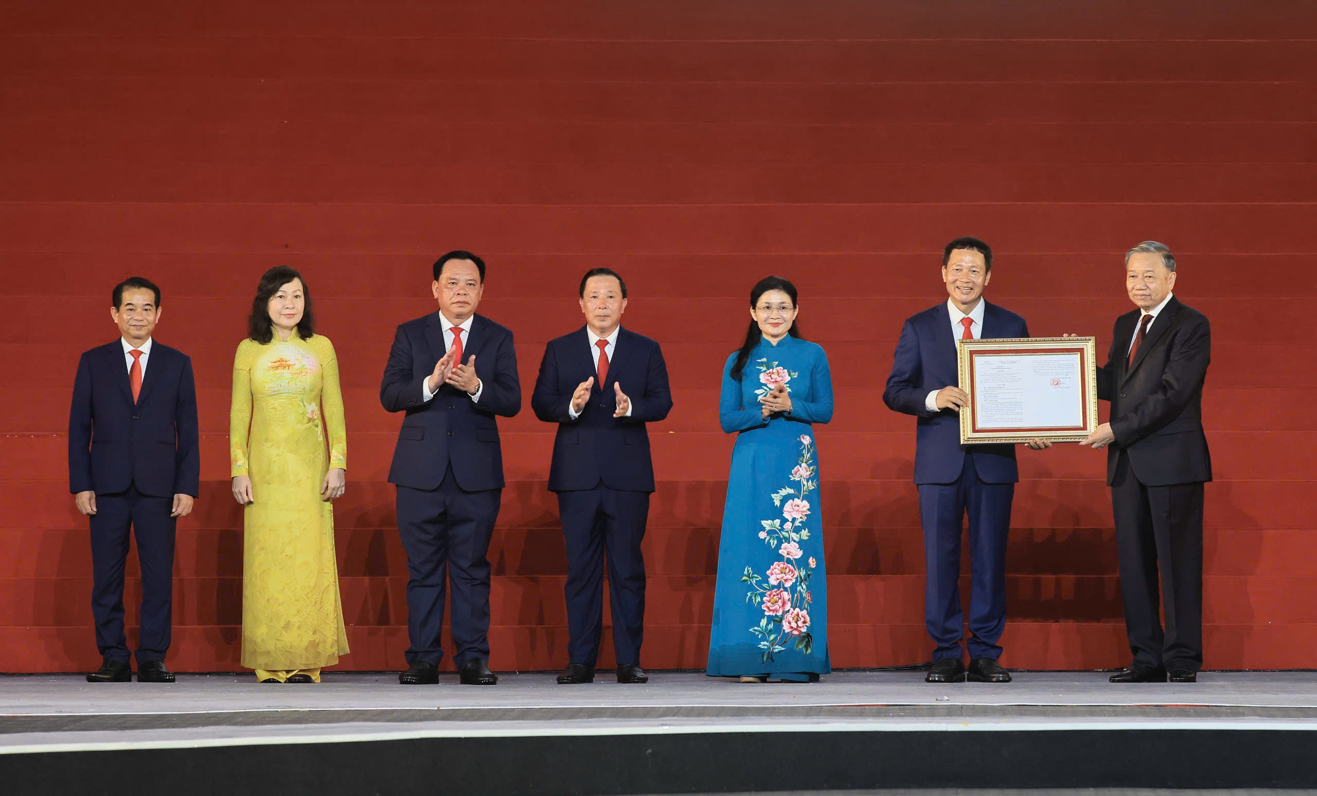 Đ&oacute;n nhận Nghị quyết th&agrave;nh lập th&agrave;nh phố Đồng Nai- Ảnh 2.
