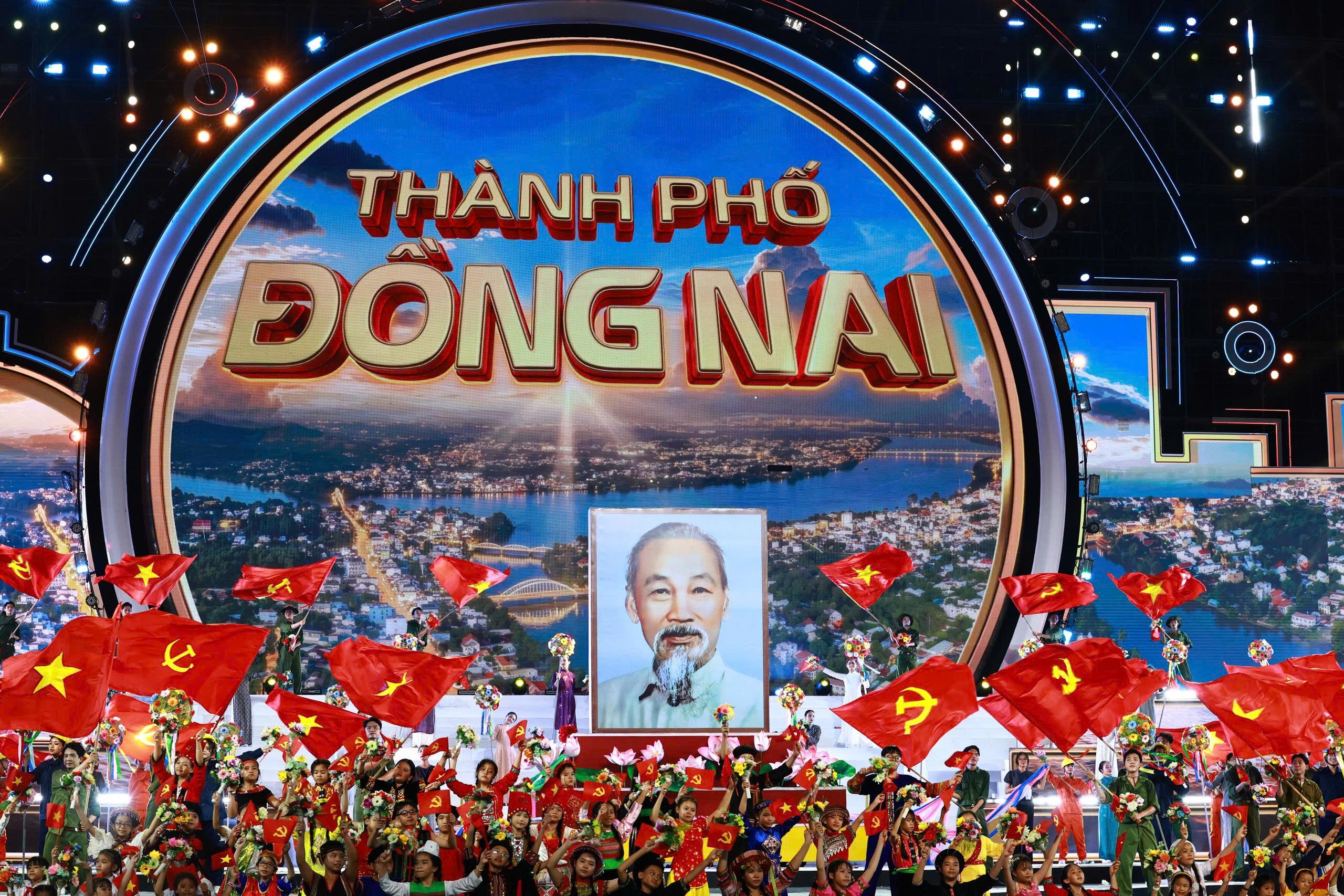 Những hình ảnh rực rỡ trong ngày đón nhận Nghị quyết thành lập thành phố Đồng Nai - Ảnh 3.