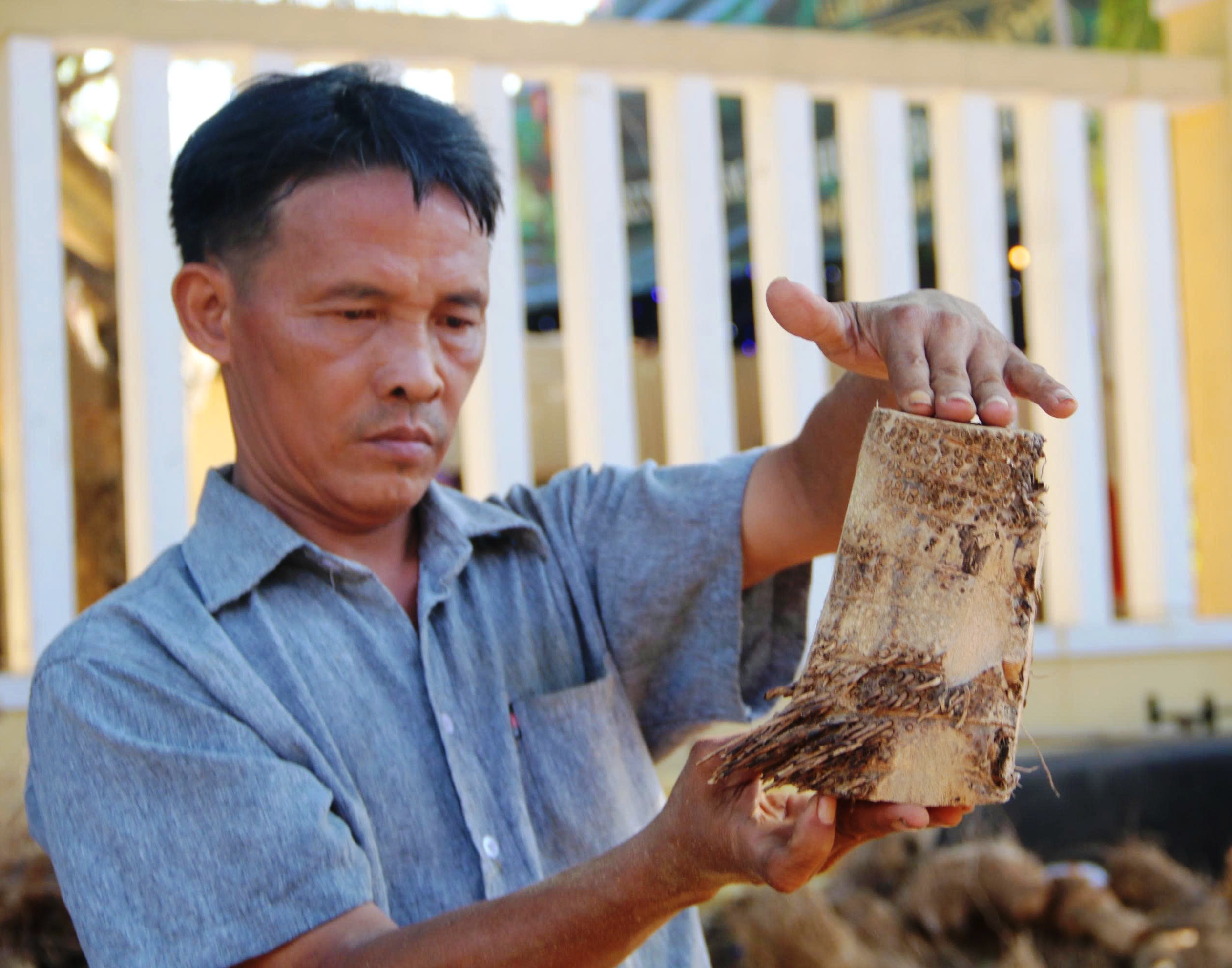 Nghệ nh&acirc;n 'răng s&uacute;n' khiến du kh&aacute;ch m&ecirc; mẩn v&igrave; t&agrave;i bắt gốc tre&hellip; biết cười - Ảnh 7.