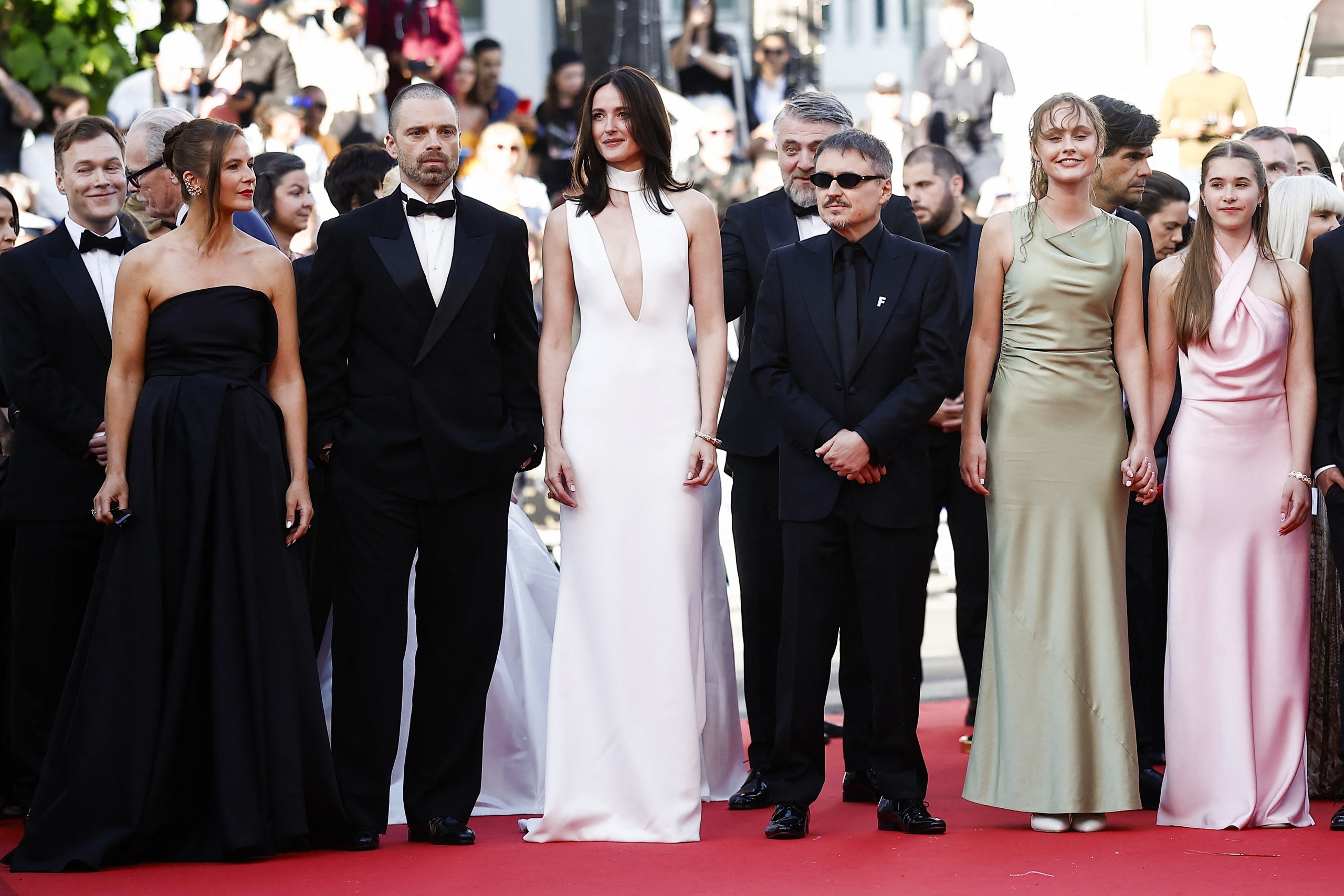 Vị hôn thê của Ronaldo khoe sắc vóc nóng bỏng ở Cannes - Ảnh 4.