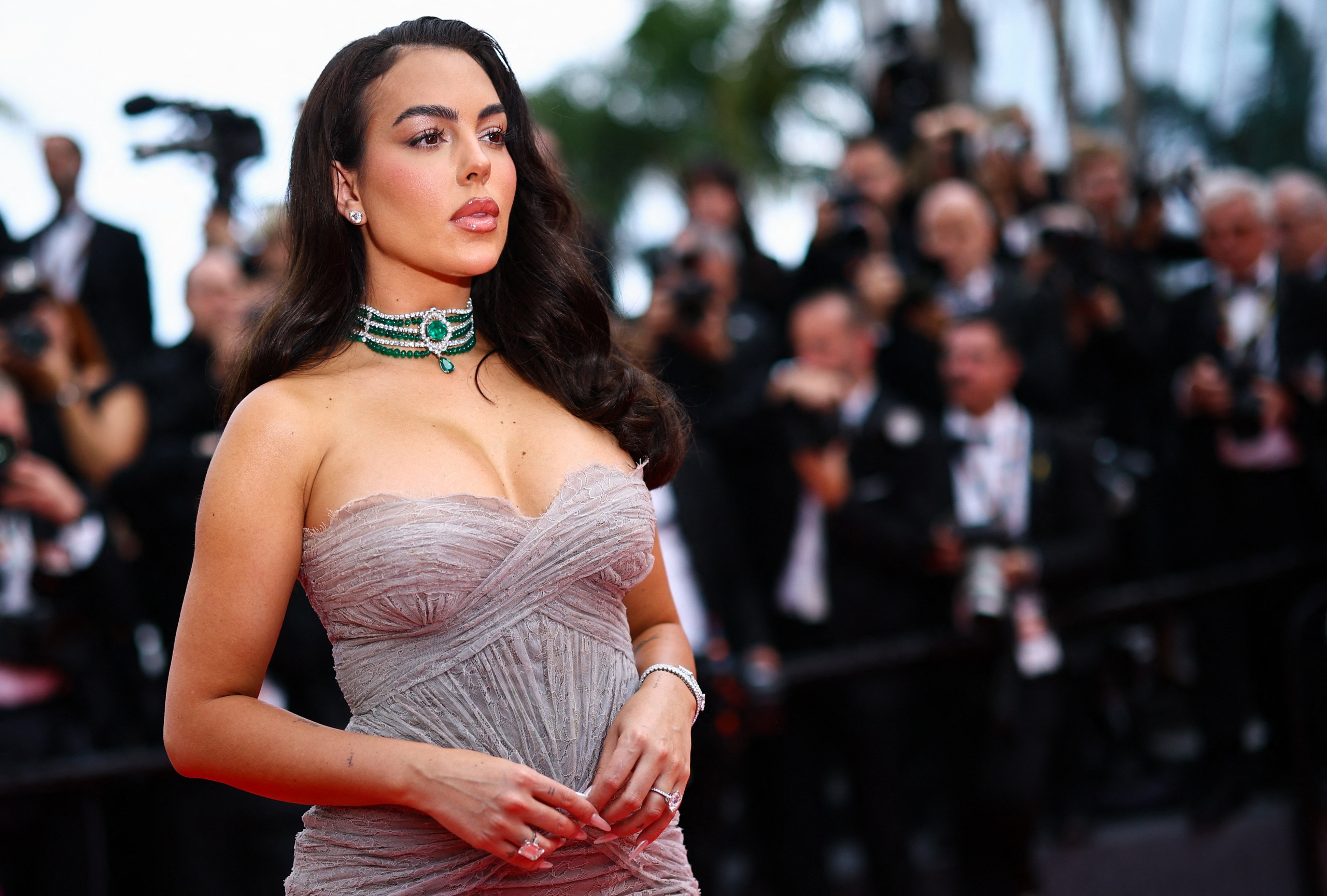 Vị hôn thê của Ronaldo khoe sắc vóc nóng bỏng ở Cannes - Ảnh 1.