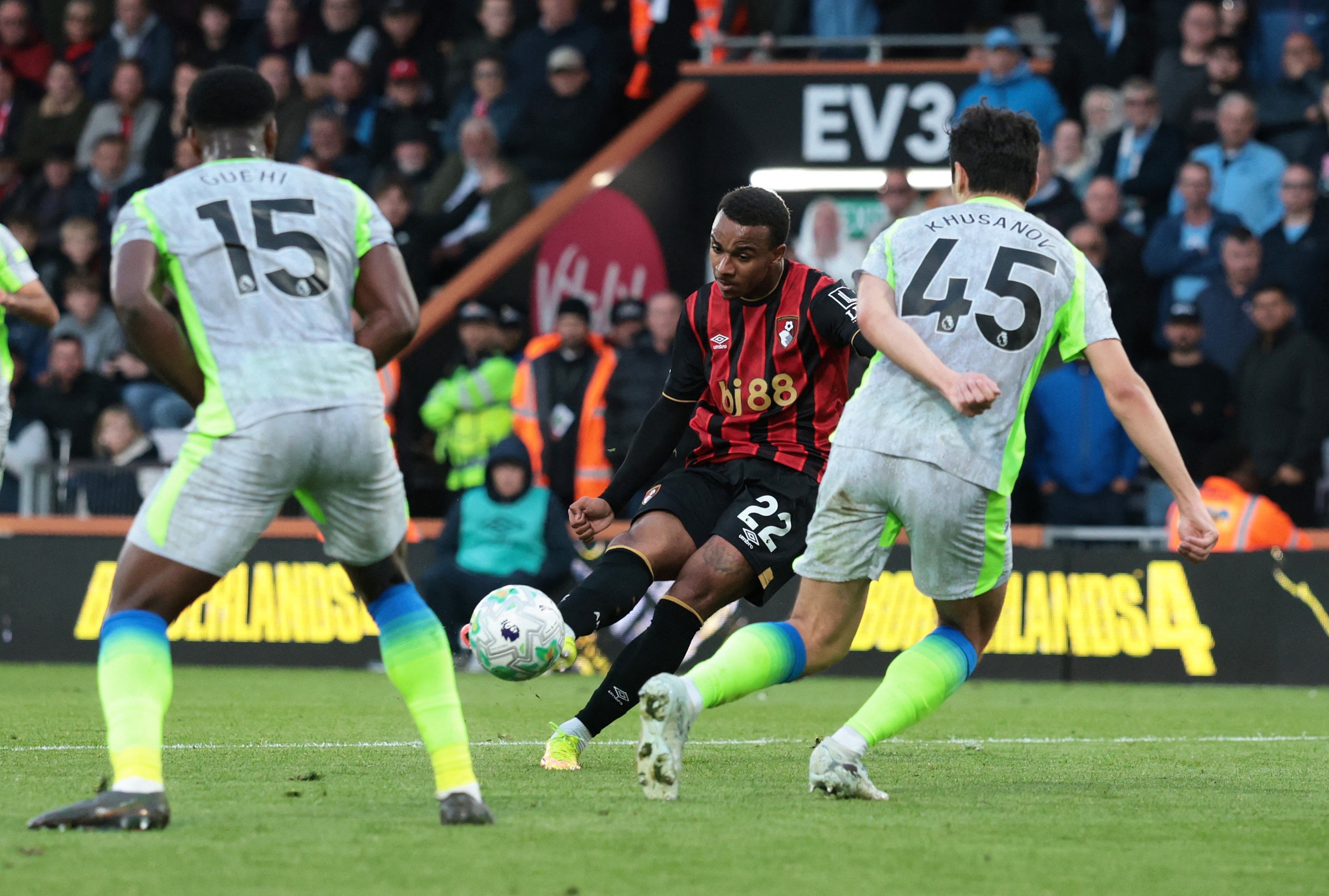 Man City tự 'bắn v&agrave;o ch&acirc;n', Arsenal được d&acirc;ng sớm chức v&ocirc; địch Ngoại hạng  Anh