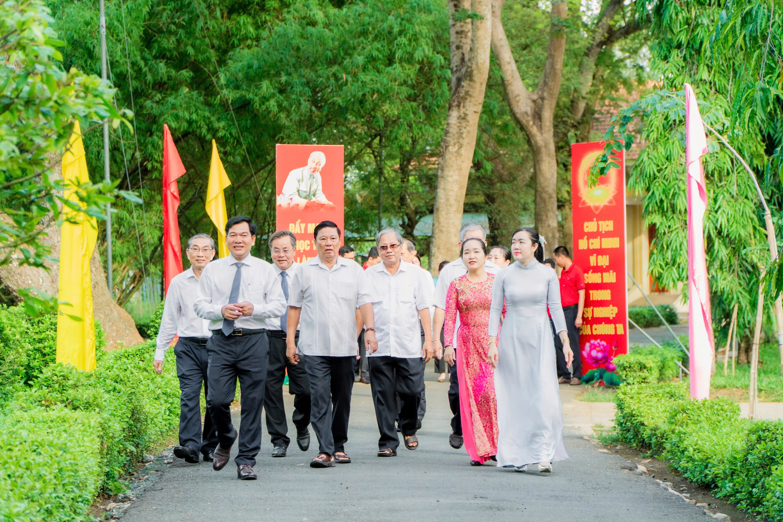 Người dân, cán bộ Vĩnh Long viếng đền thờ Bác Hồ nhân 136 năm ngày sinh người - Ảnh 3.
