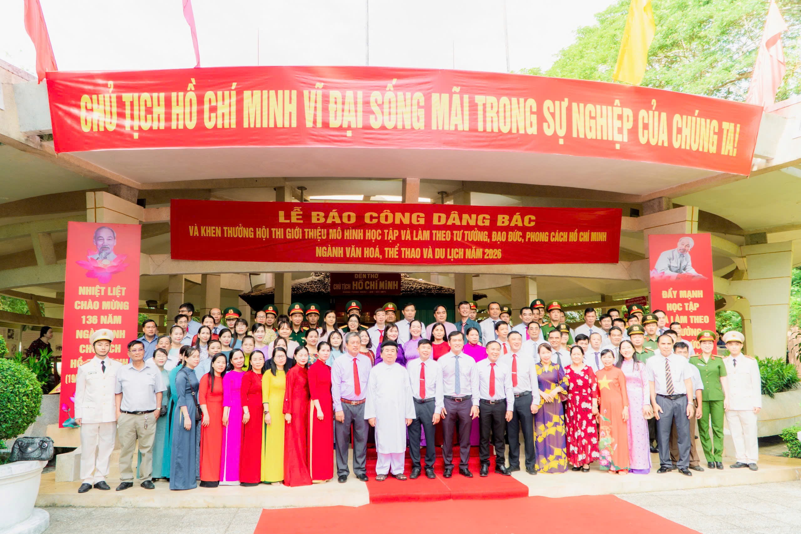 Người dân, cán bộ Vĩnh Long viếng đền thờ Bác Hồ nhân 136 năm ngày sinh người - Ảnh 13.