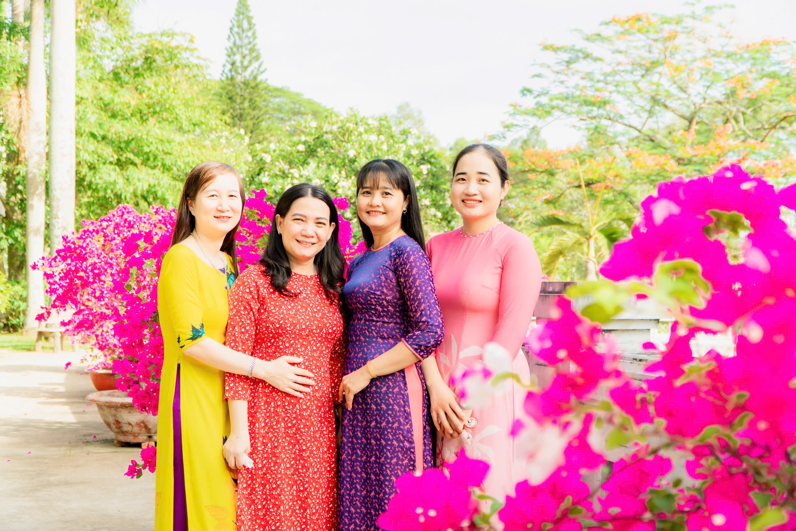 Người dân, cán bộ Vĩnh Long viếng đền thờ Bác Hồ nhân 136 năm ngày sinh người - Ảnh 10.