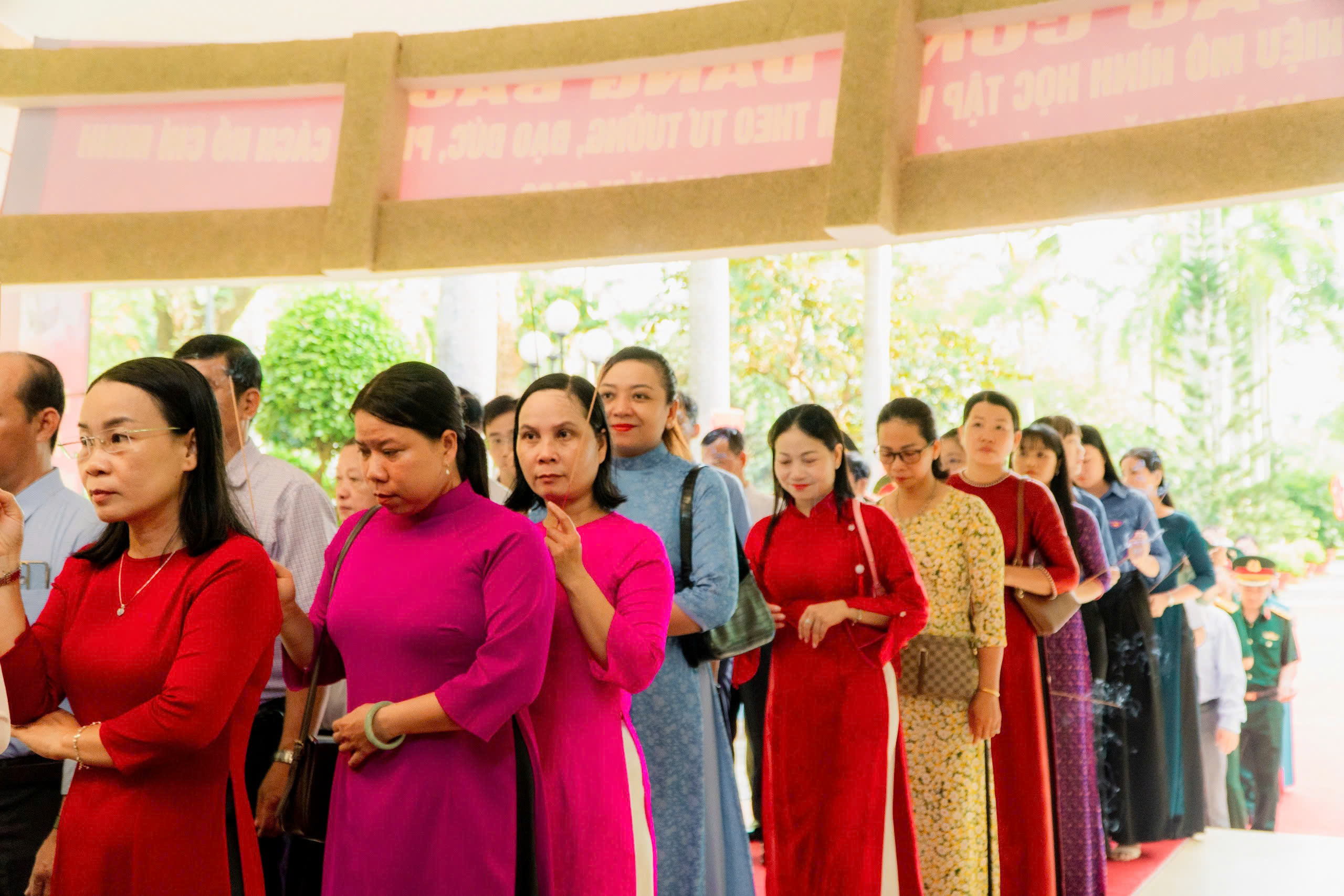 Người dân, cán bộ Vĩnh Long viếng đền thờ Bác Hồ nhân 136 năm ngày sinh người - Ảnh 5.