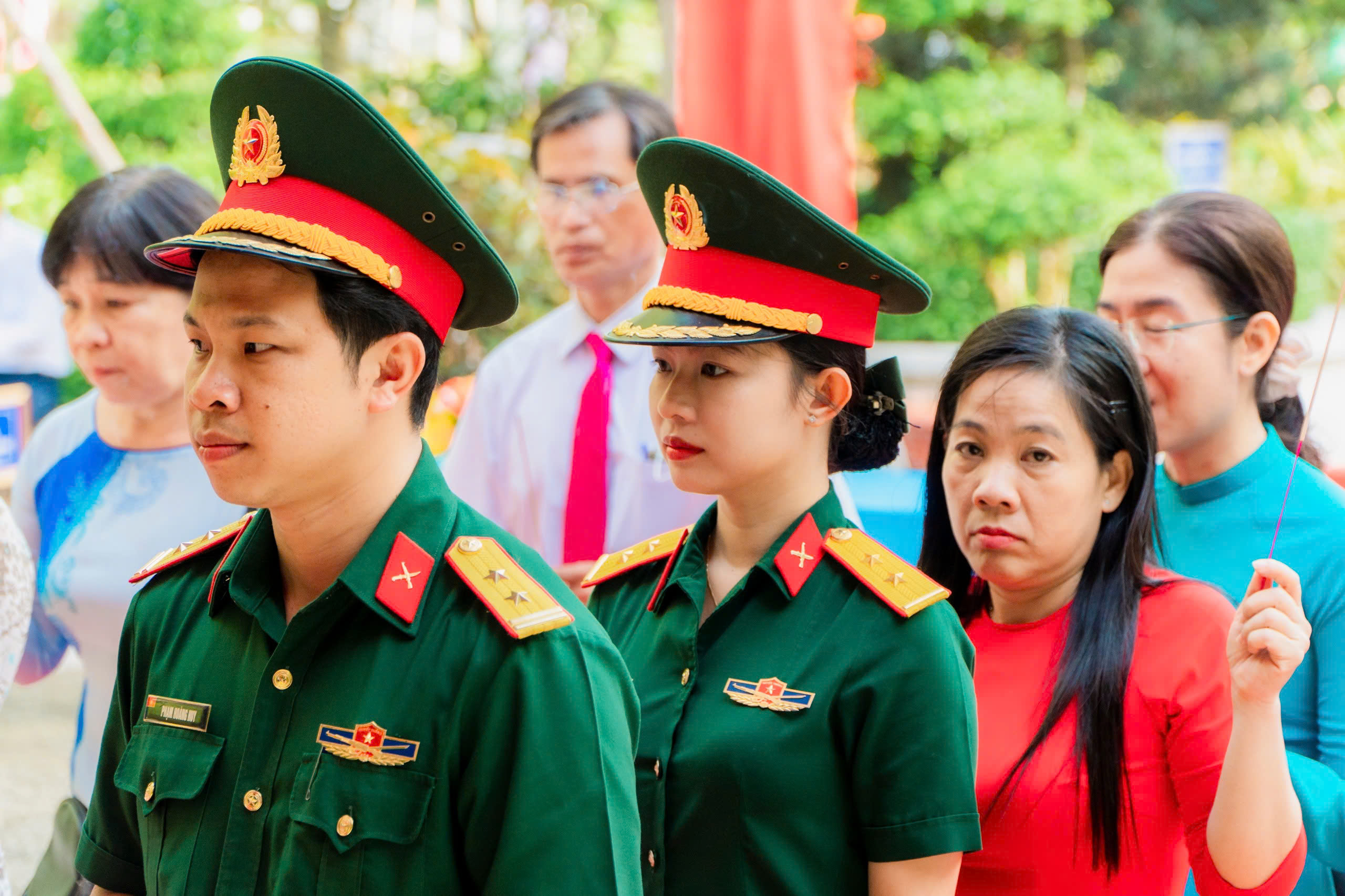 Người dân, cán bộ Vĩnh Long viếng đền thờ Bác Hồ nhân 136 năm ngày sinh người - Ảnh 6.