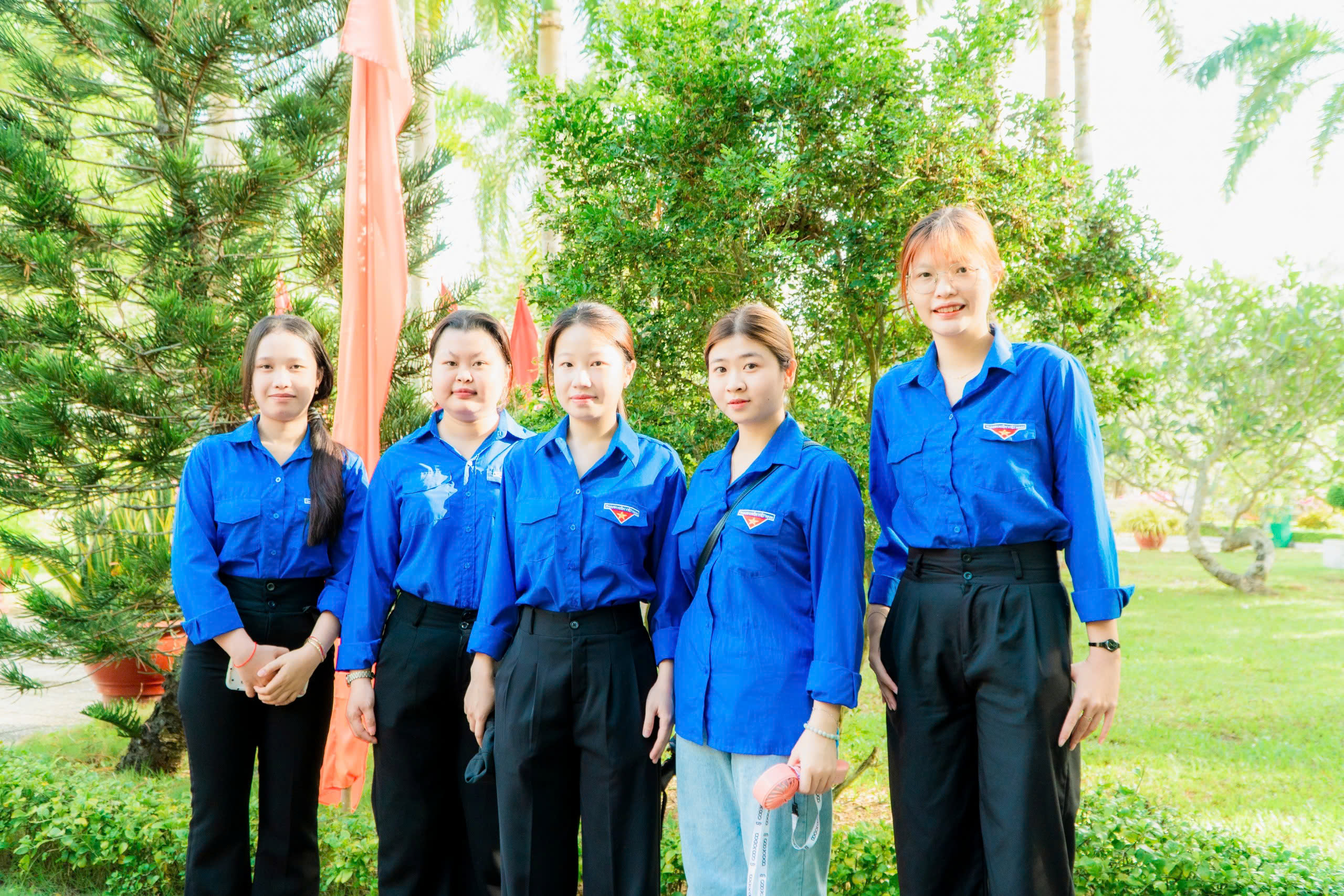 Người dân, cán bộ Vĩnh Long viếng đền thờ Bác Hồ nhân 136 năm ngày sinh người - Ảnh 8.