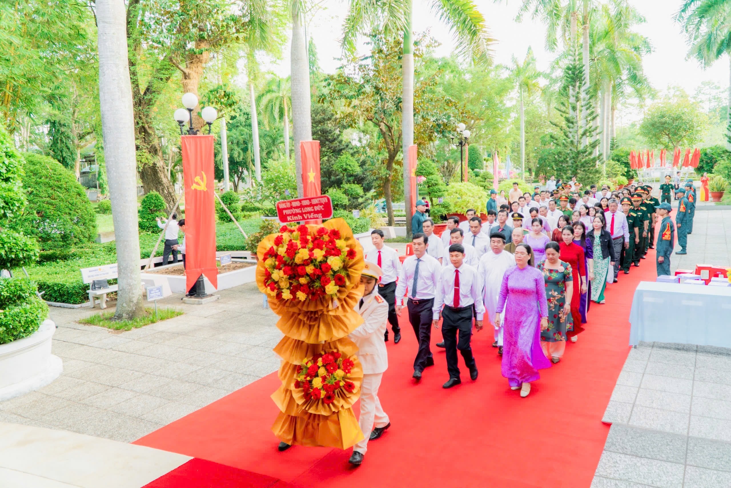 Người dân, cán bộ Vĩnh Long viếng đền thờ Bác Hồ nhân 136 năm ngày sinh người - Ảnh 4.
