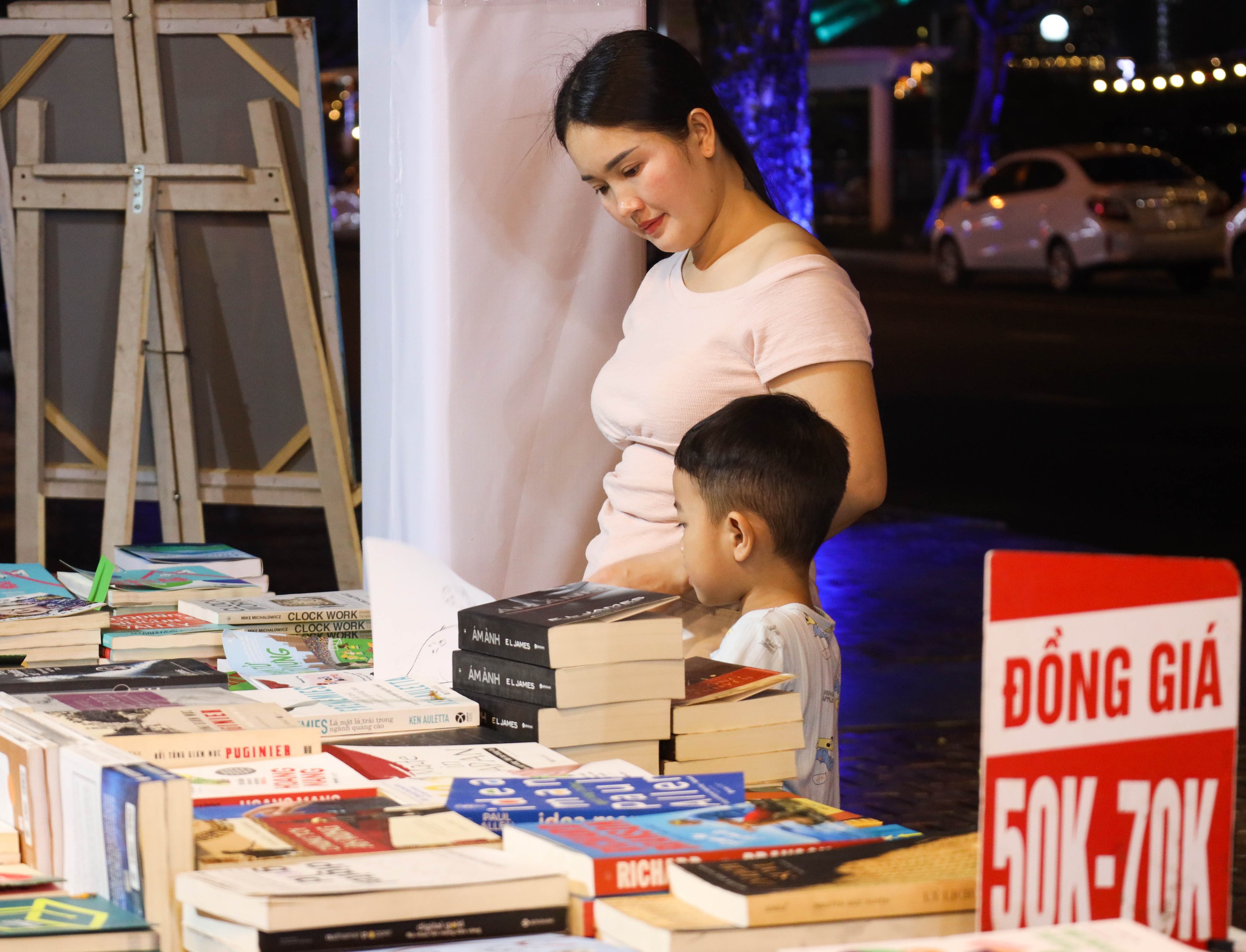 Đà Nẵng mở hội sách bên sông Hàn, người dân háo hức 'săn' sách hay giá rẻ- Ảnh 9.