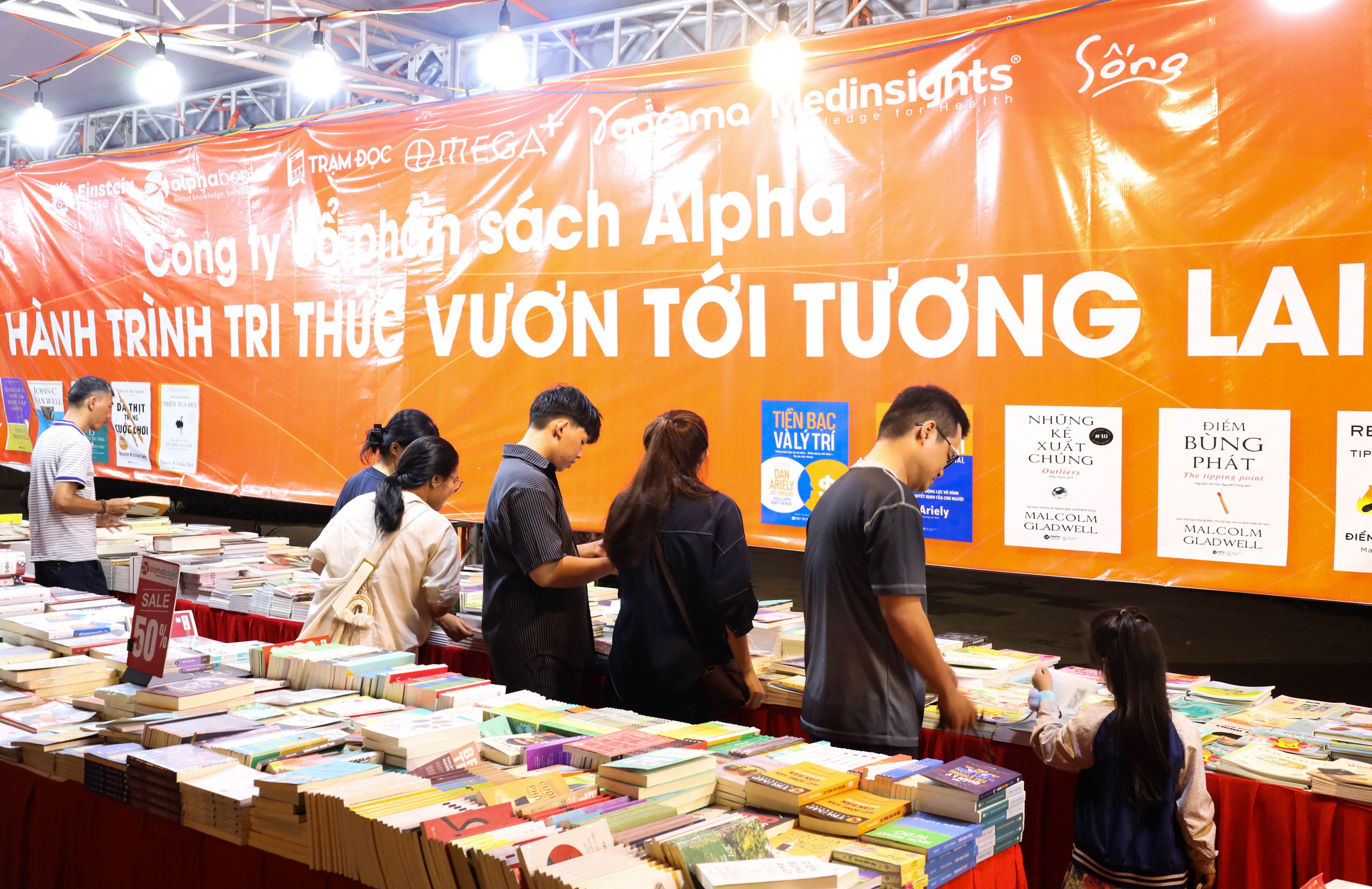 Đà Nẵng mở hội sách bên sông Hàn, người dân háo hức 'săn' sách hay giá rẻ- Ảnh 11.