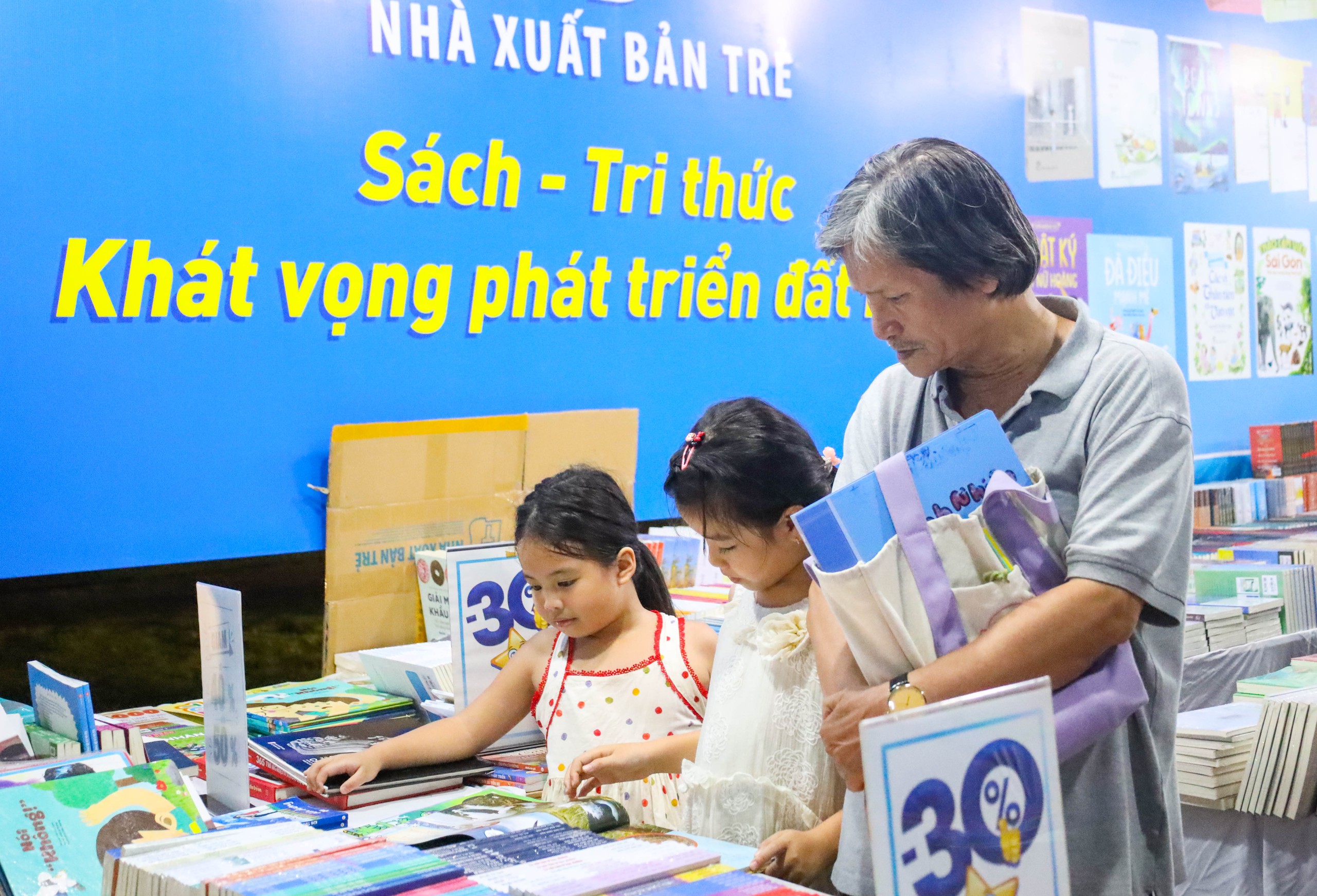 Đà Nẵng mở hội sách bên sông Hàn, người dân háo hức 'săn' sách hay giá rẻ- Ảnh 8.