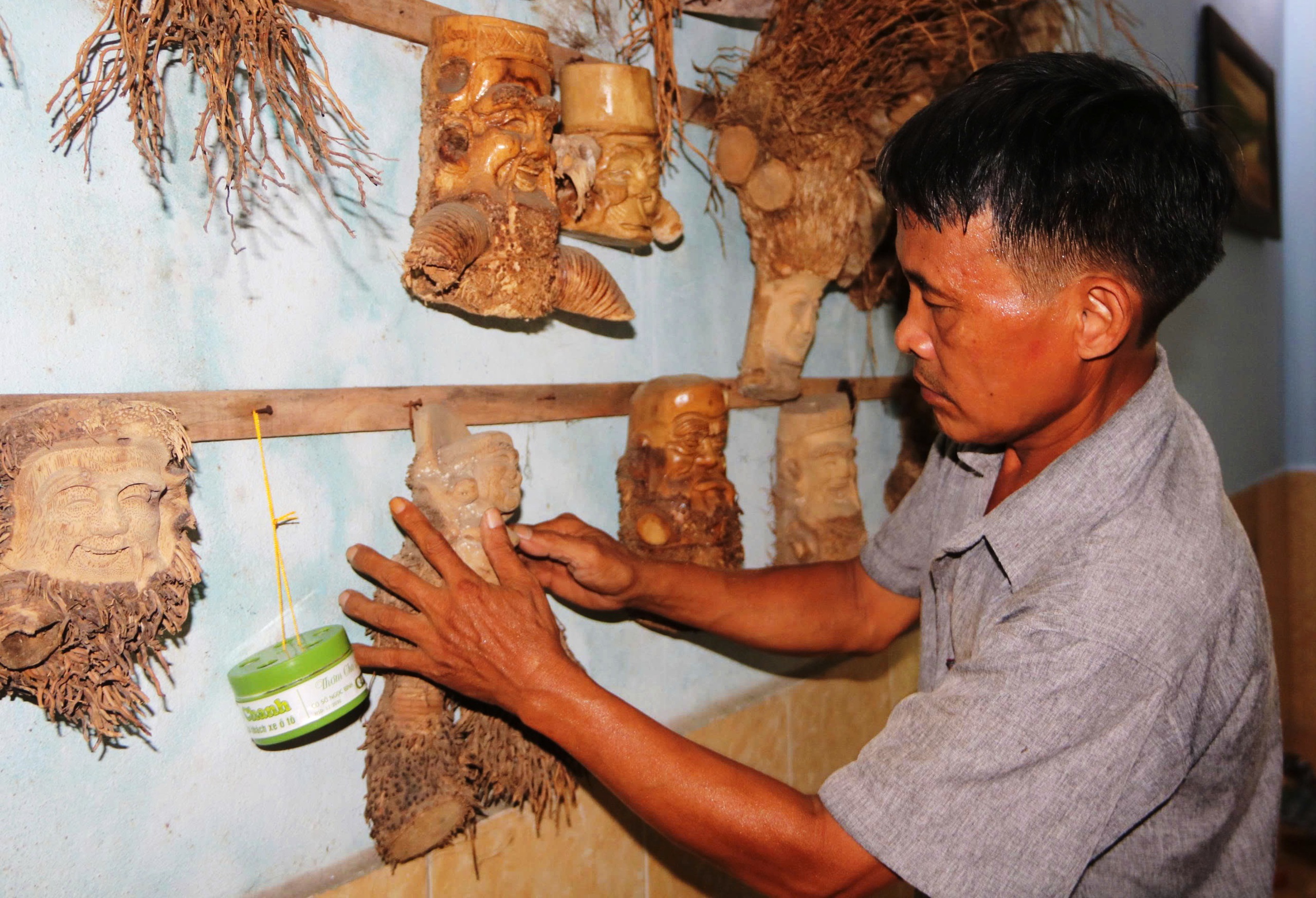 Nghệ nh&acirc;n 'răng s&uacute;n' khiến du kh&aacute;ch m&ecirc; mẩn v&igrave; t&agrave;i bắt gốc tre&hellip; biết cười - Ảnh 5.