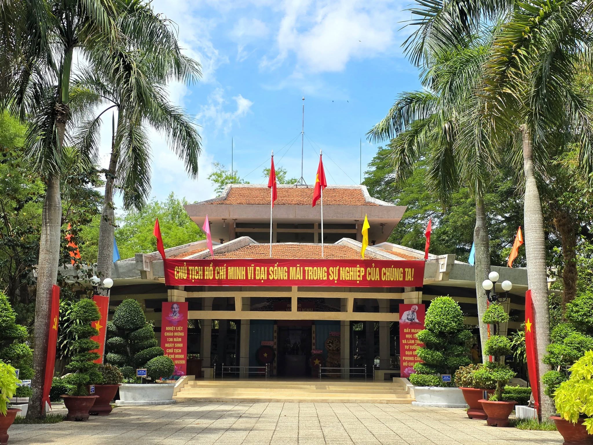 Th&aacute;ng 5 về Long Đức, nghe kể chuyện giữ đền thờ B&aacute;c- Ảnh 1.