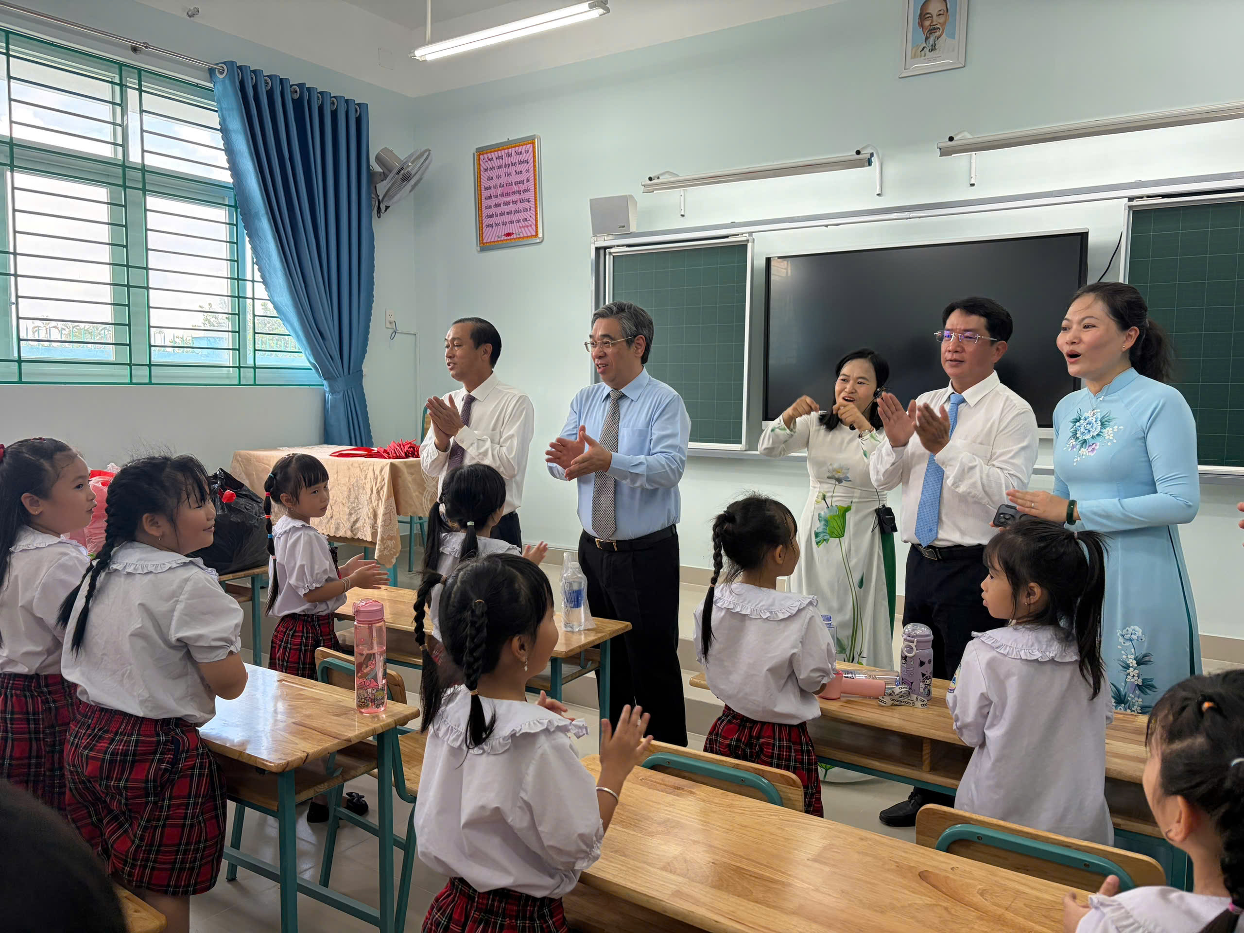 Kh&aacute;nh th&agrave;nh trường học tr&ecirc;n đất nghĩa trang B&igrave;nh Hưng H&ograve;a, TP.HCM thực hiện cao điểm  - Ảnh 1.