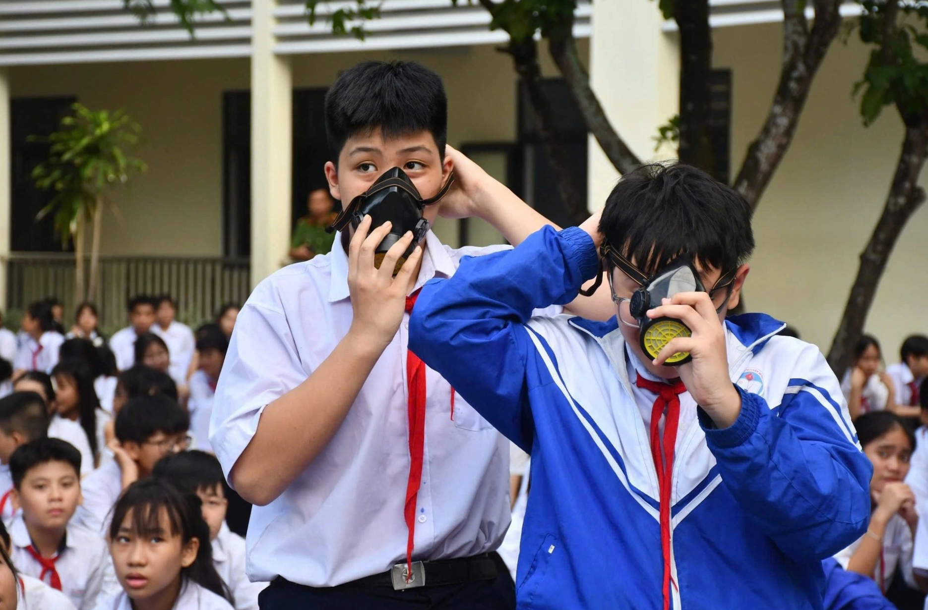 Đ&agrave; Nẵng: Cảnh s&aacute;t dạy học sinh kỹ năng sinh tồn giữa kh&oacute;i lửa trước m&ugrave;a h&egrave;   - Ảnh 5.