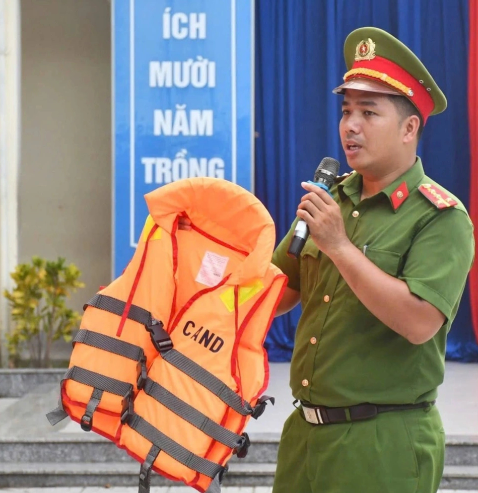 Đ&agrave; Nẵng: Cảnh s&aacute;t dạy học sinh kỹ năng sinh tồn giữa kh&oacute;i lửa trước m&ugrave;a h&egrave;   - Ảnh 4.