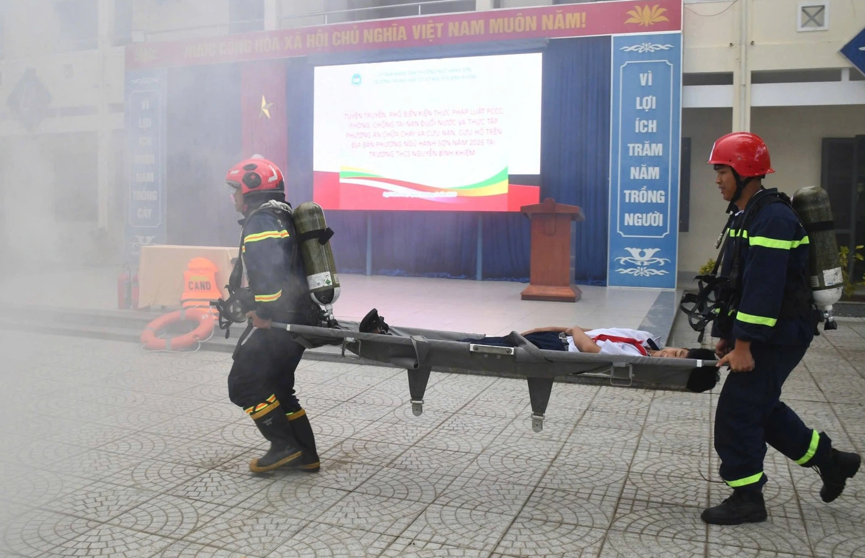 Đ&agrave; Nẵng: Cảnh s&aacute;t dạy học sinh kỹ năng sinh tồn giữa kh&oacute;i lửa trước m&ugrave;a h&egrave;   - Ảnh 3.
