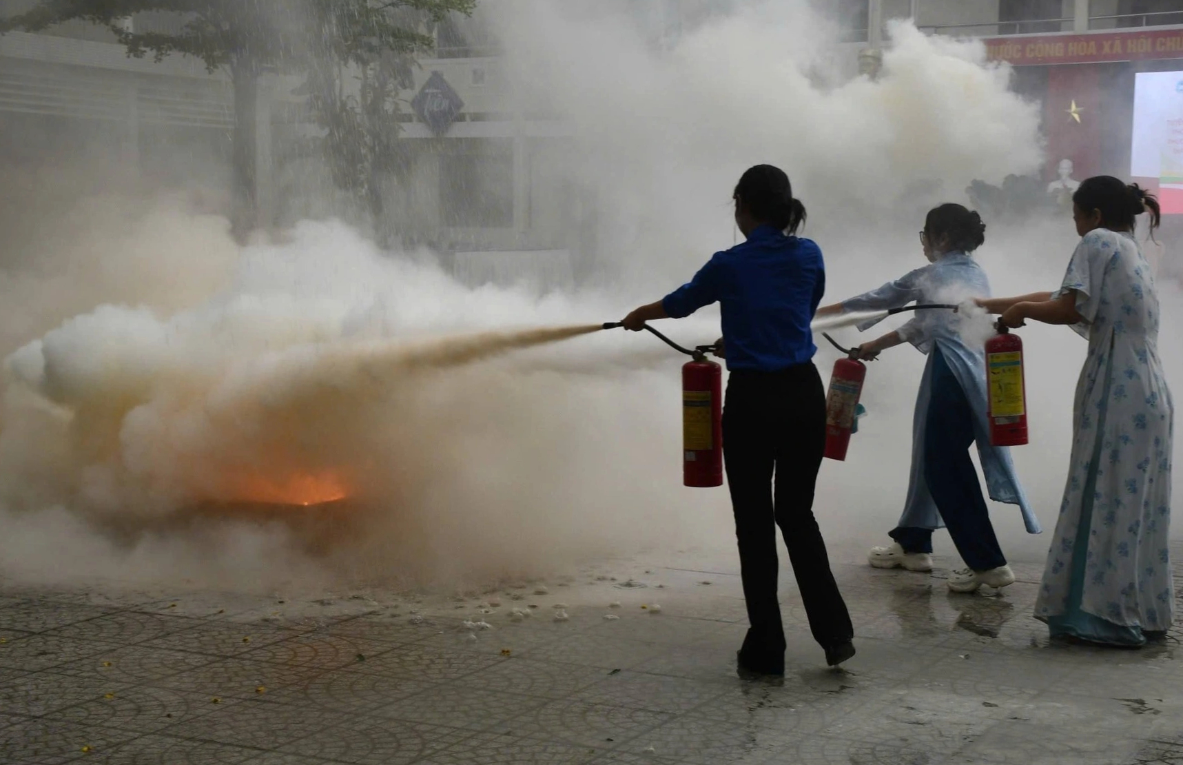 Đ&agrave; Nẵng: Cảnh s&aacute;t dạy học sinh kỹ năng sinh tồn giữa kh&oacute;i lửa trước m&ugrave;a h&egrave;   - Ảnh 2.