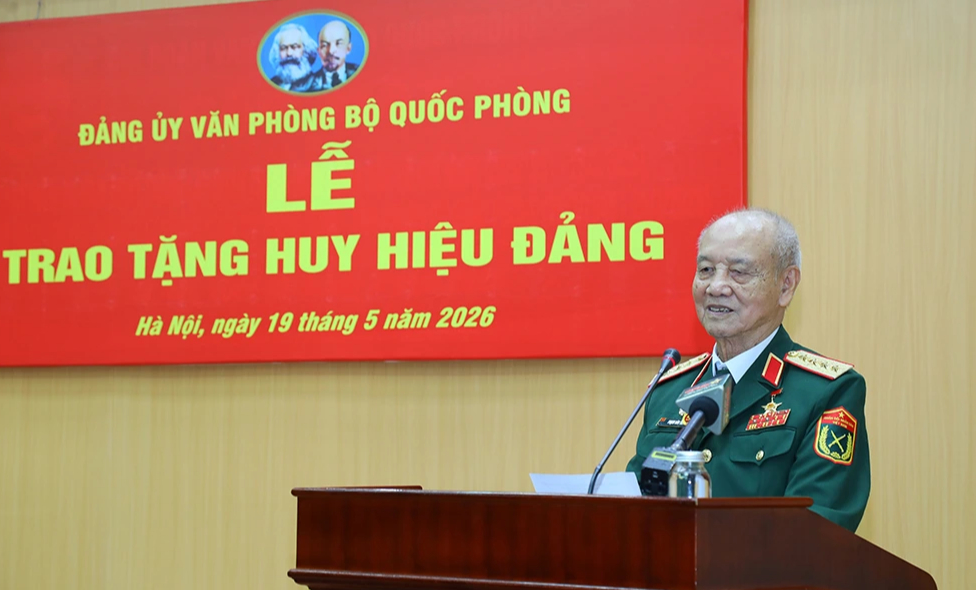 Đại tướng Phạm Văn Trà nhận Huy hiệu 70 năm tuổi Đảng- Ảnh 2. Đại tướng Phạm Văn Trà nhận Huy hiệu 70 năm tuổi Đảng- Ảnh 2.
