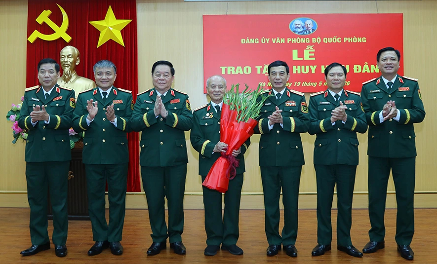 Đại tướng Phạm Văn Trà nhận Huy hiệu 70 năm tuổi Đảng- Ảnh 3. Đại tướng Phạm Văn Trà nhận Huy hiệu 70 năm tuổi Đảng- Ảnh 3.