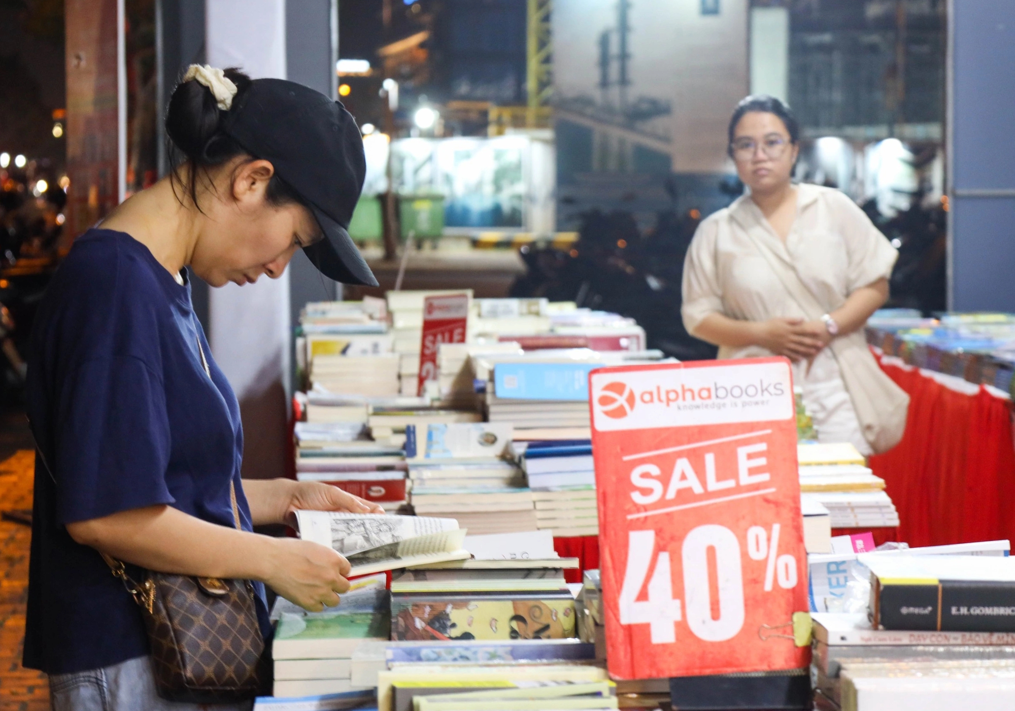 Đà Nẵng mở hội sách bên sông Hàn, người dân háo hức 'săn' sách hay giá rẻ- Ảnh 3.