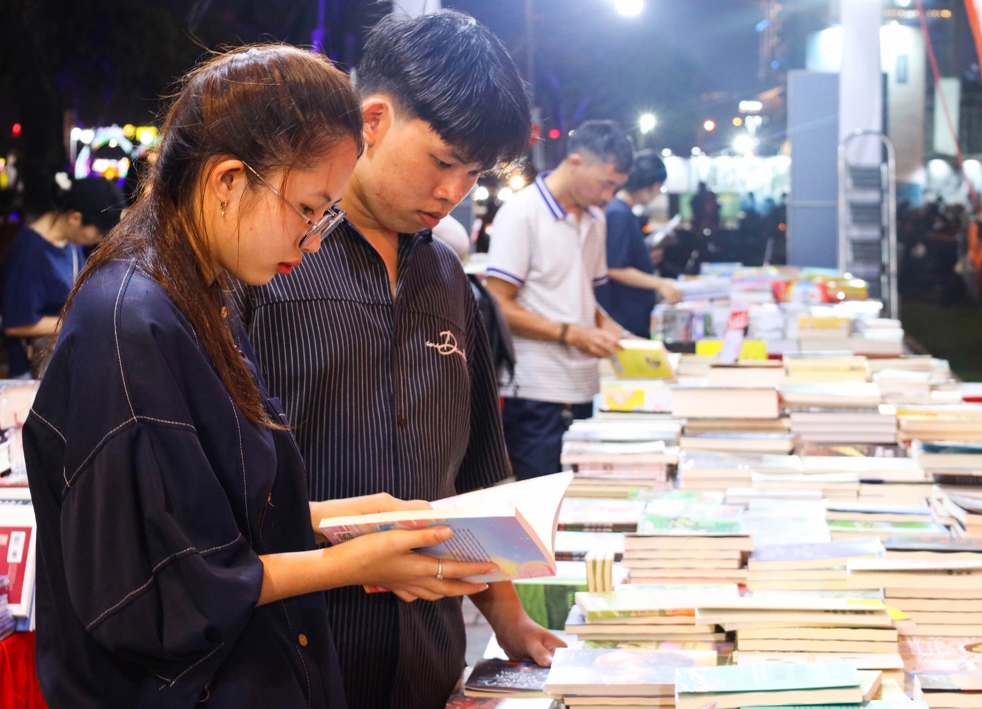 Đà Nẵng mở hội sách bên sông Hàn, người dân háo hức 'săn' sách hay giá rẻ- Ảnh 1.