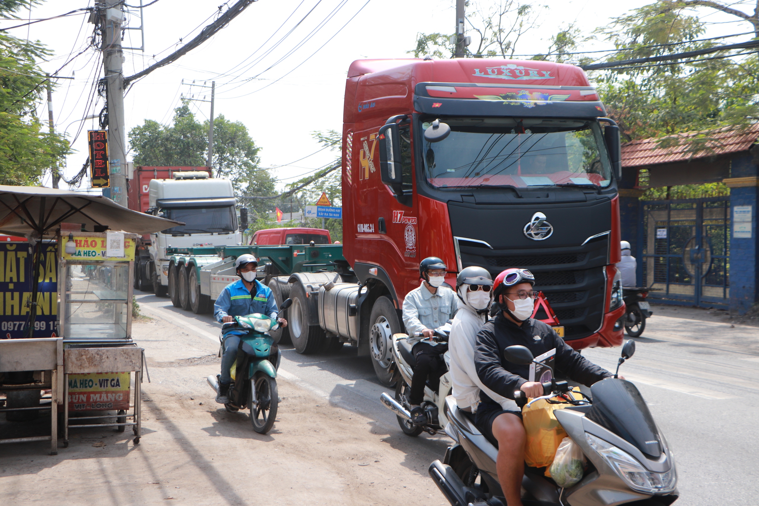 Đường rộng 7m ‘oằn mình’ gánh container, dân ám ảnh: ‘Mạng mình sống chết dễ quá’ - Ảnh 1.