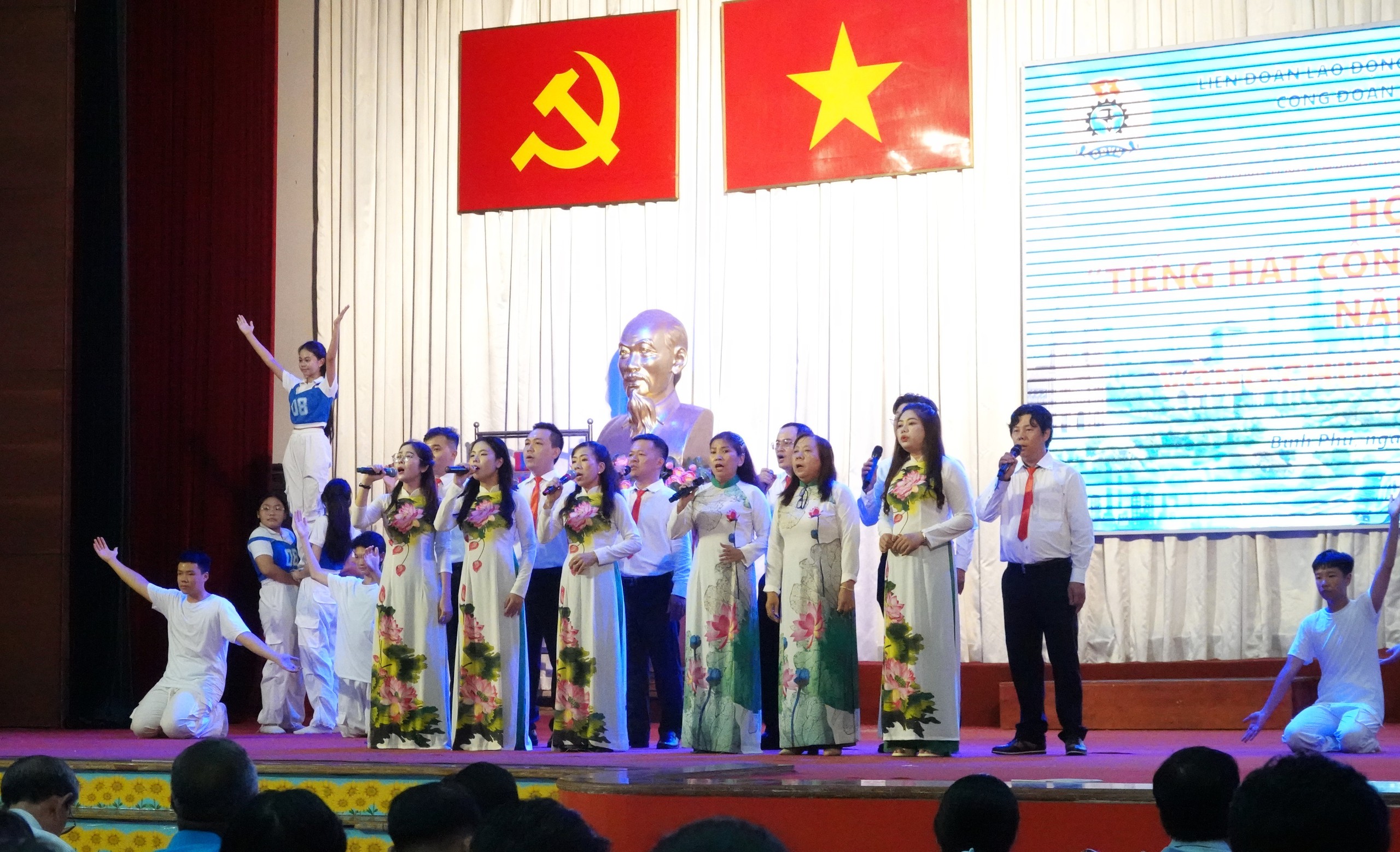 TP.HCM: Hàng trăm người lao động phường Bình Phú thi hát, nhận quà- Ảnh 2.