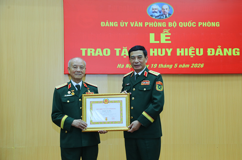 Đại tướng Phạm Văn Trà nhận Huy hiệu 70 năm tuổi Đảng- Ảnh 1. Đại tướng Phạm Văn Trà nhận Huy hiệu 70 năm tuổi Đảng- Ảnh 1.