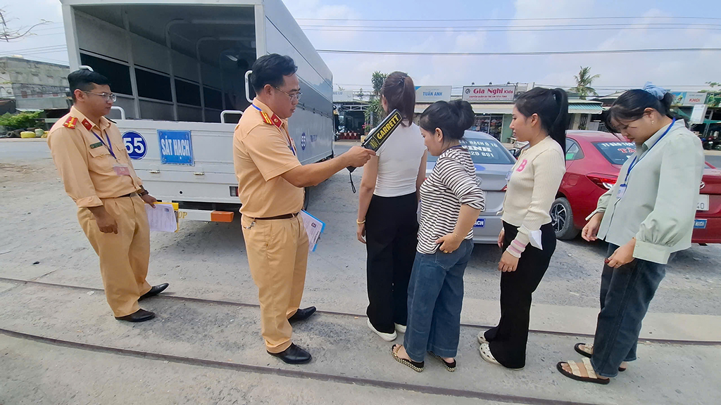 Thi sát hạch lái xe, vì sao nhiều người rớt sa hình, đường trường? - Ảnh 2.