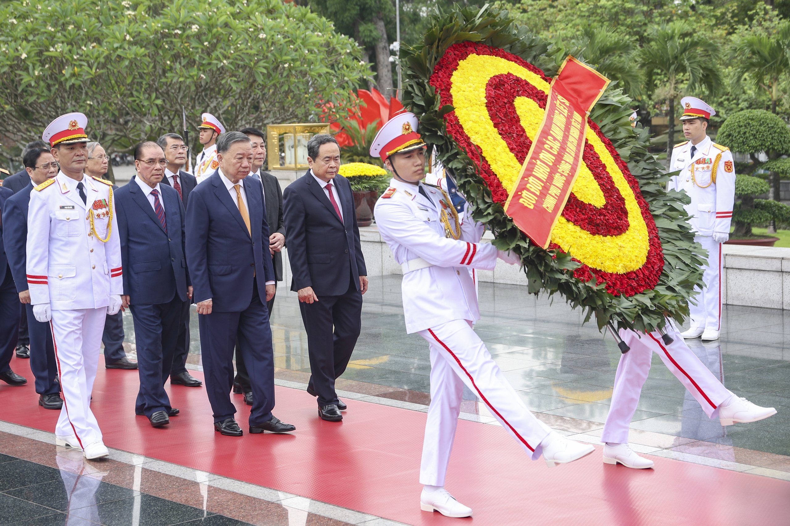Lãnh đạo Đảng, Nhà nước, MTTQ vào Lăng viếng Chủ tịch Hồ Chí Minh- Ảnh 8.