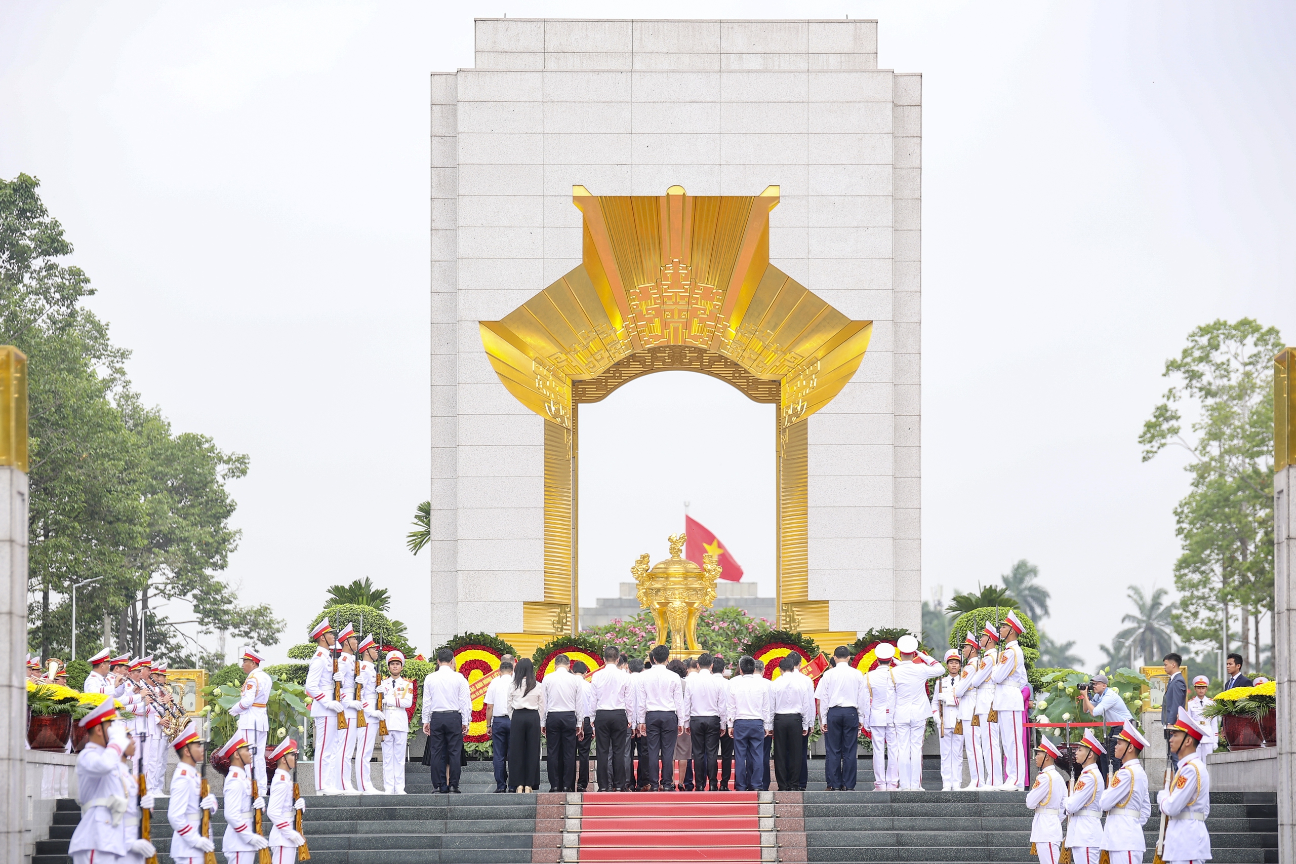 Lãnh đạo Đảng, Nhà nước, MTTQ vào Lăng viếng Chủ tịch Hồ Chí Minh- Ảnh 16.