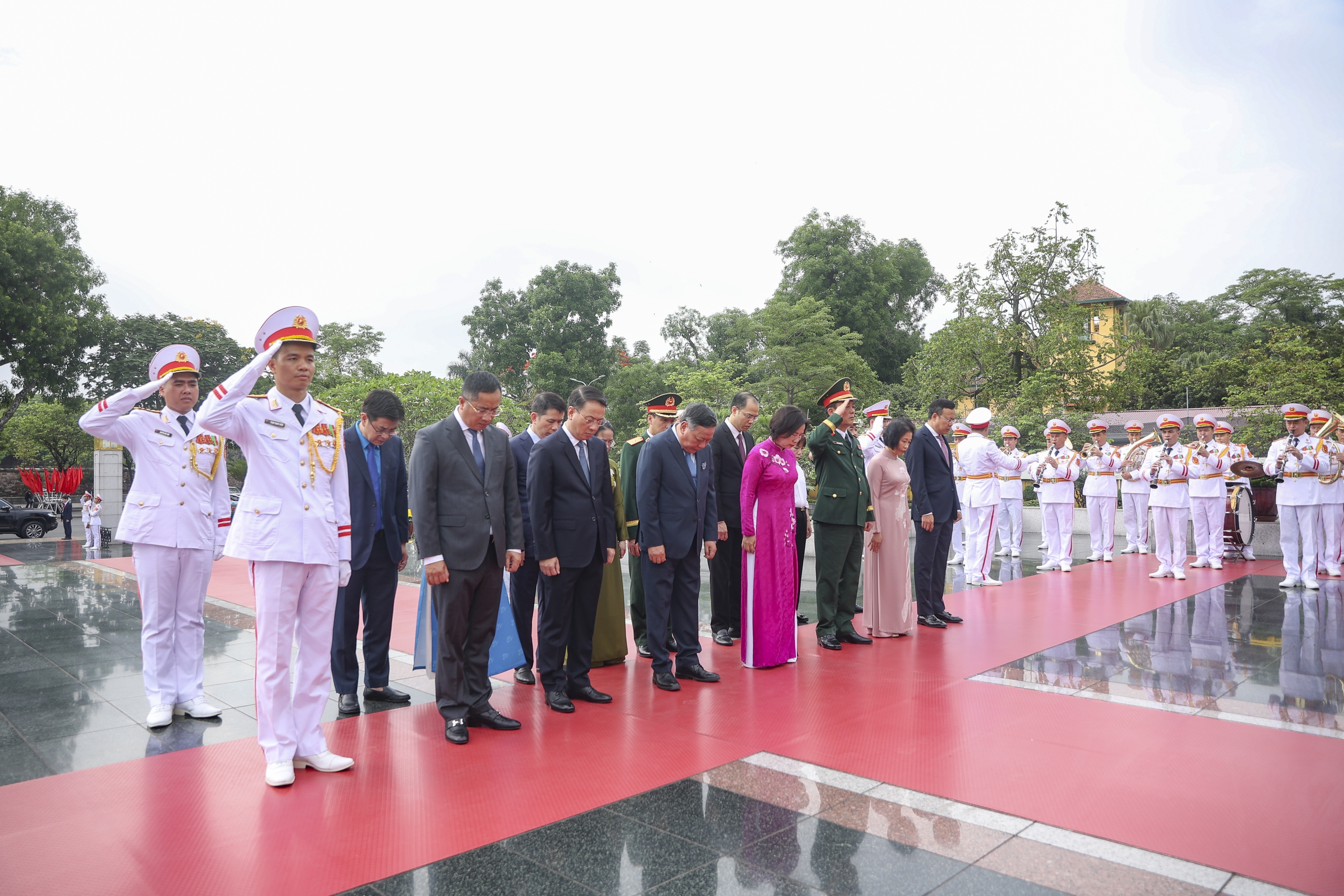 Lãnh đạo Đảng, Nhà nước, MTTQ vào Lăng viếng Chủ tịch Hồ Chí Minh- Ảnh 15. Lãnh đạo Đảng, Nhà nước, MTTQ vào Lăng viếng Chủ tịch Hồ Chí Minh- Ảnh 15.